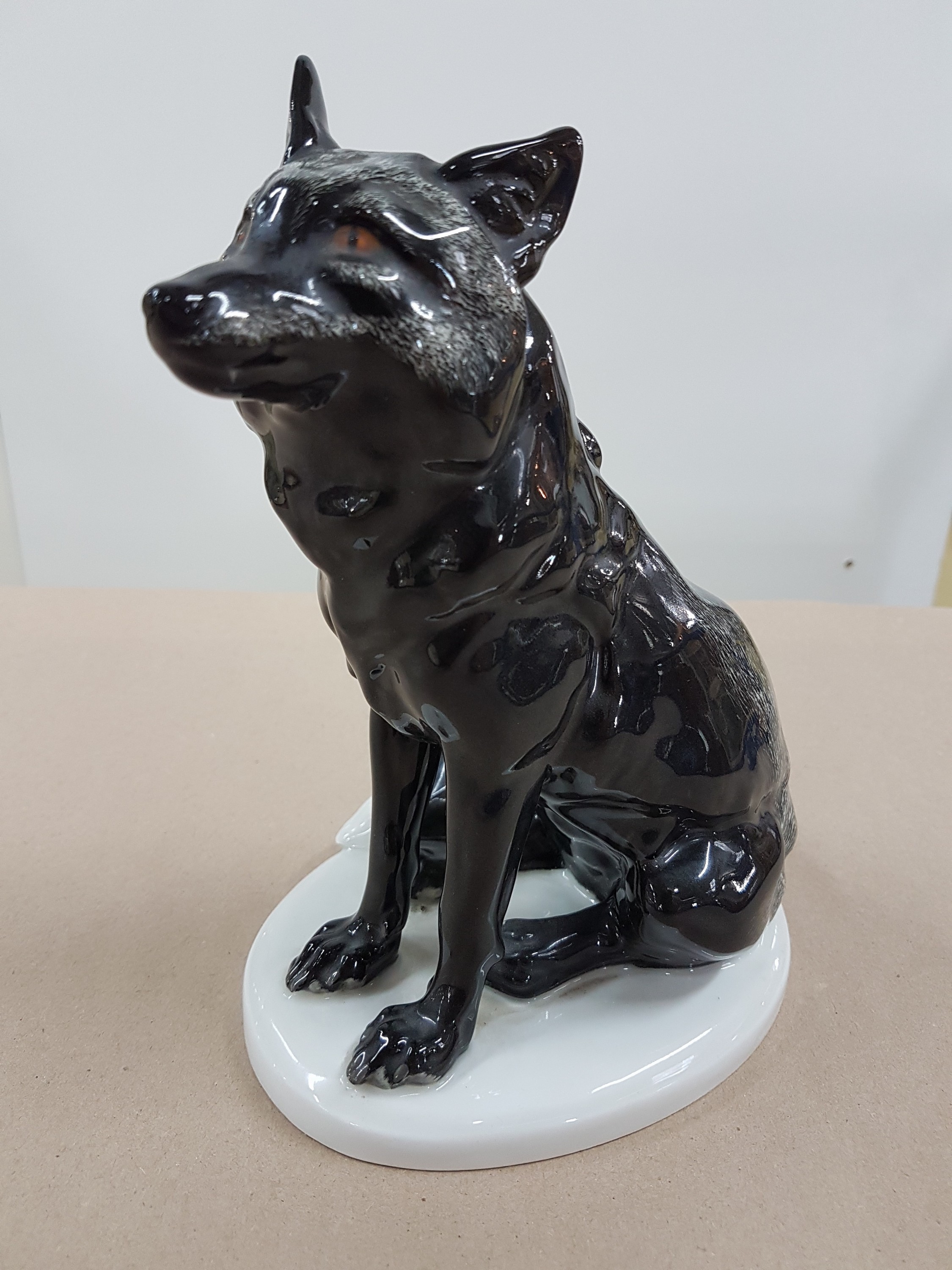 Detail a: Porzellanfigur, Meissen, Jugendstil, um 1890-1900, Silberfuchs, Modellnr. V 147, Entw. Erich Hösel, 1. Wahl, naturalistisch polychrom bemalt, H. ca. ...