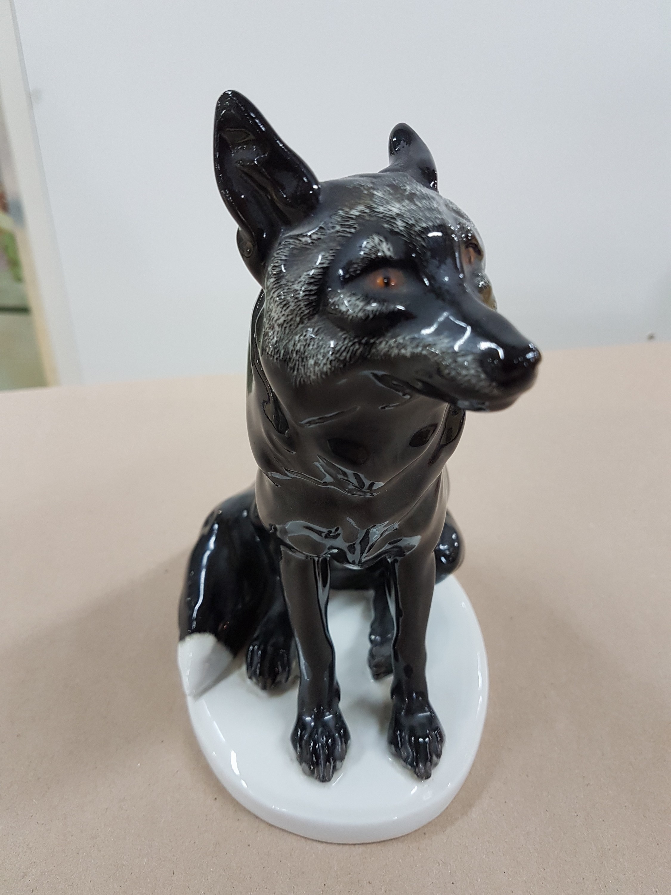 Detail b: Porzellanfigur, Meissen, Jugendstil, um 1890-1900, Silberfuchs, Modellnr. V 147, Entw. Erich Hösel, 1. Wahl, naturalistisch polychrom bemalt, H. ca. ...