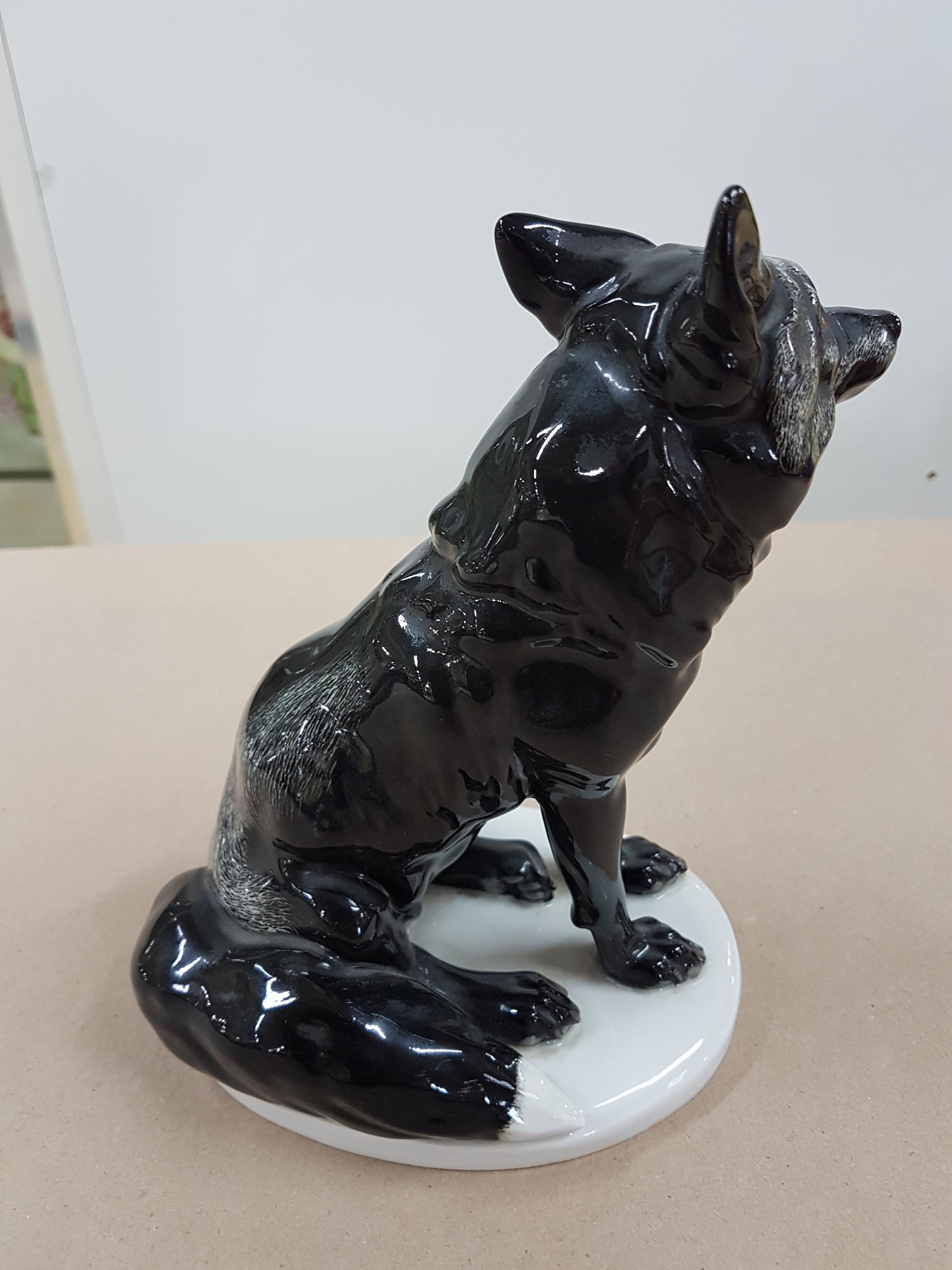 Detail c: Porzellanfigur, Meissen, Jugendstil, um 1890-1900, Silberfuchs, Modellnr. V 147, Entw. Erich Hösel, 1. Wahl, naturalistisch polychrom bemalt, H. ca. ...