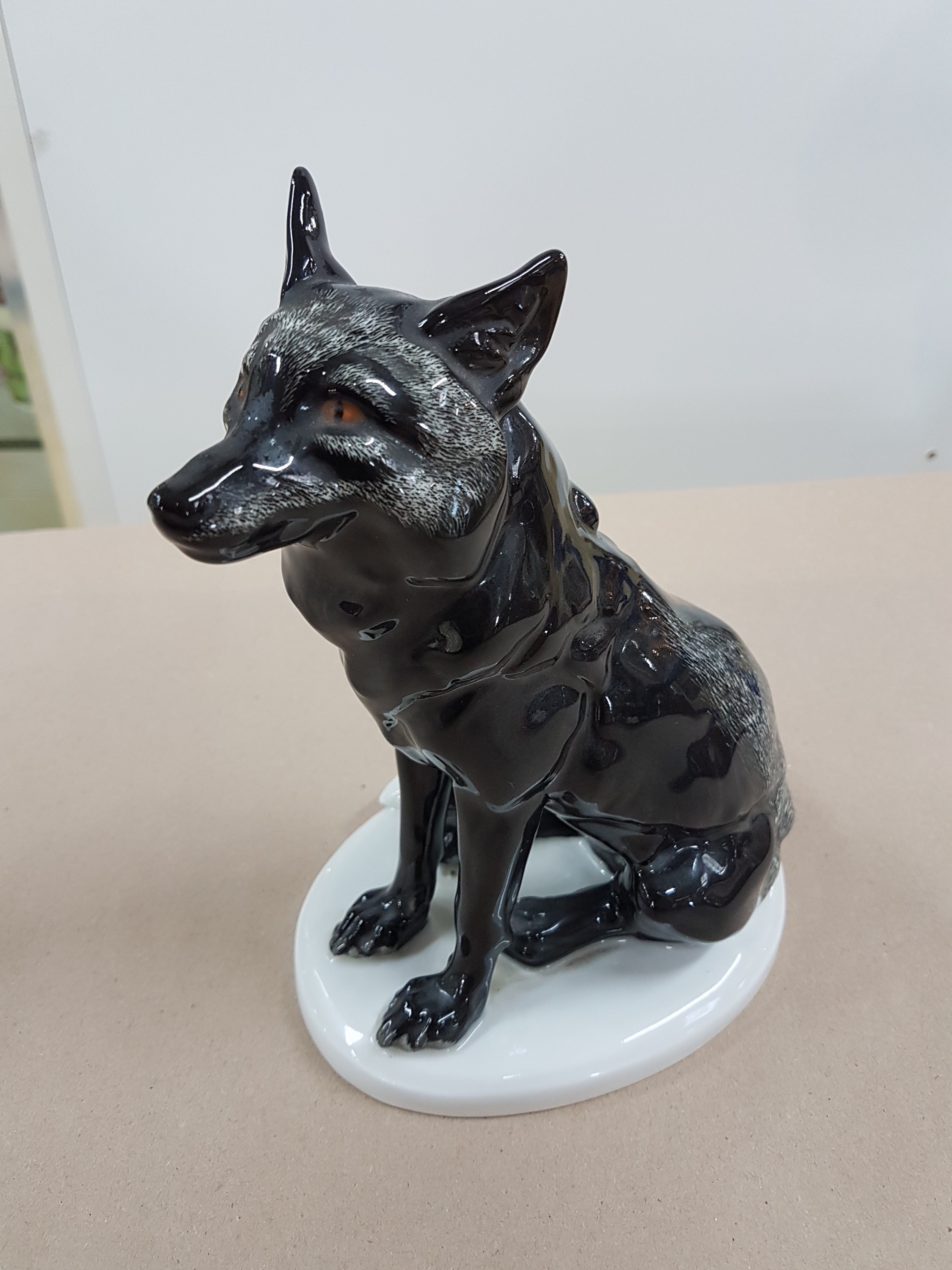 Detail e: Porzellanfigur, Meissen, Jugendstil, um 1890-1900, Silberfuchs, Modellnr. V 147, Entw. Erich Hösel, 1. Wahl, naturalistisch polychrom bemalt, H. ca. ...