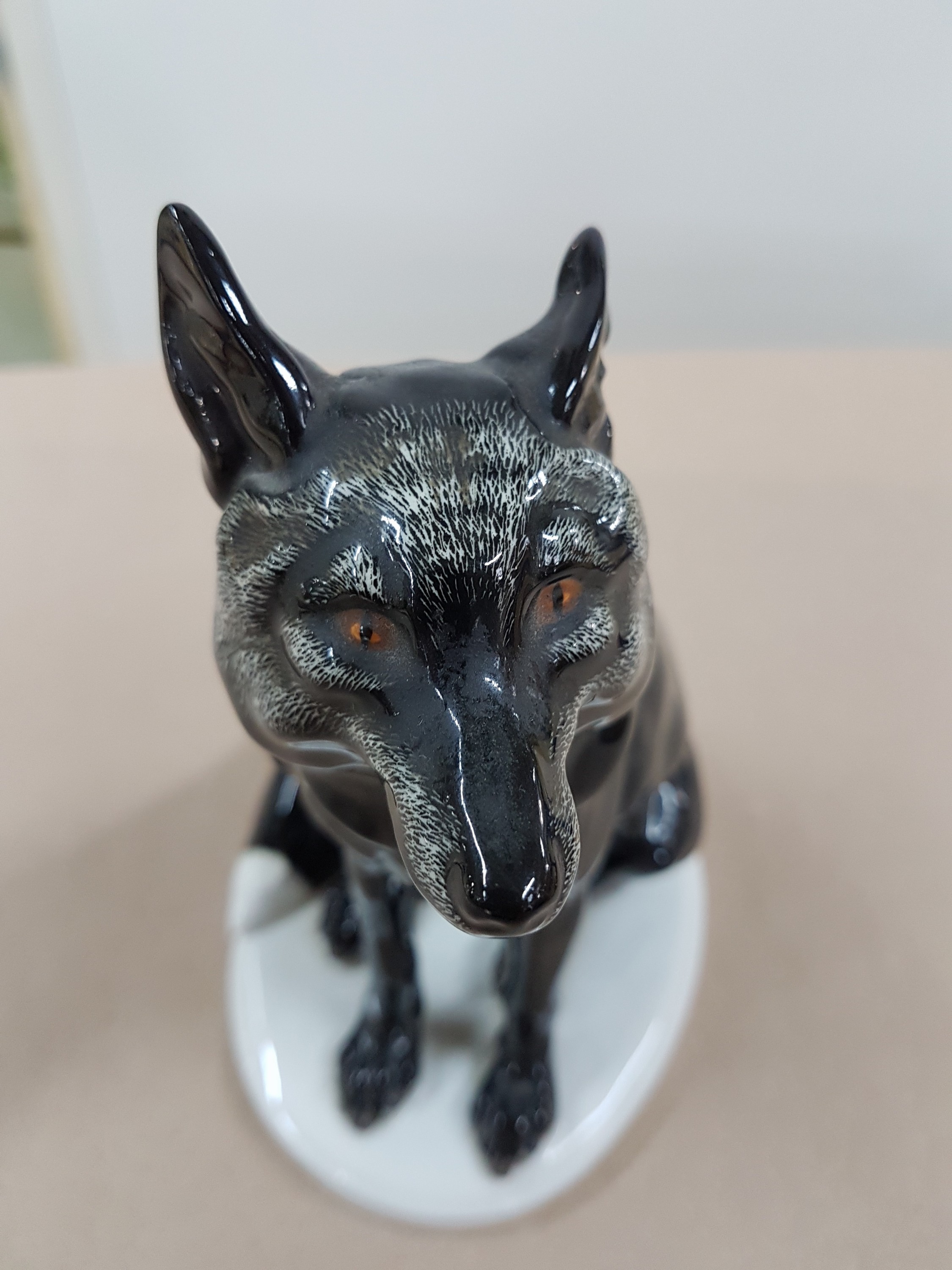 Detail f: Porzellanfigur, Meissen, Jugendstil, um 1890-1900, Silberfuchs, Modellnr. V 147, Entw. Erich Hösel, 1. Wahl, naturalistisch polychrom bemalt, H. ca. ...