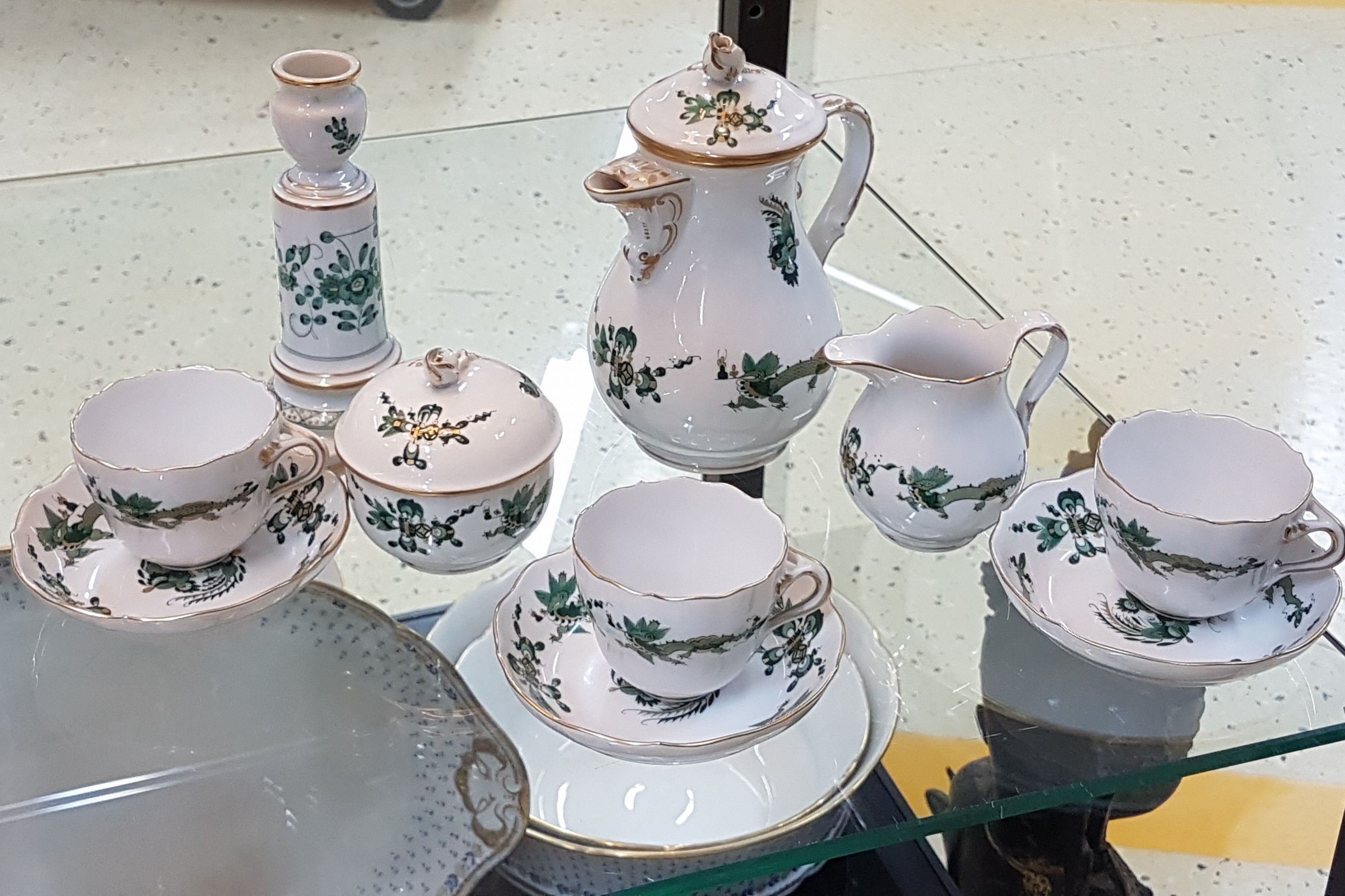 Detail a: Mokkaservice, Meissen, 20. Jh., 1. Wahl, reicher Drachendekor in grün goldschattiert, Kanne, Milchkännchen, Zuckerdose, 3 Tassen mit Untertassen, ...