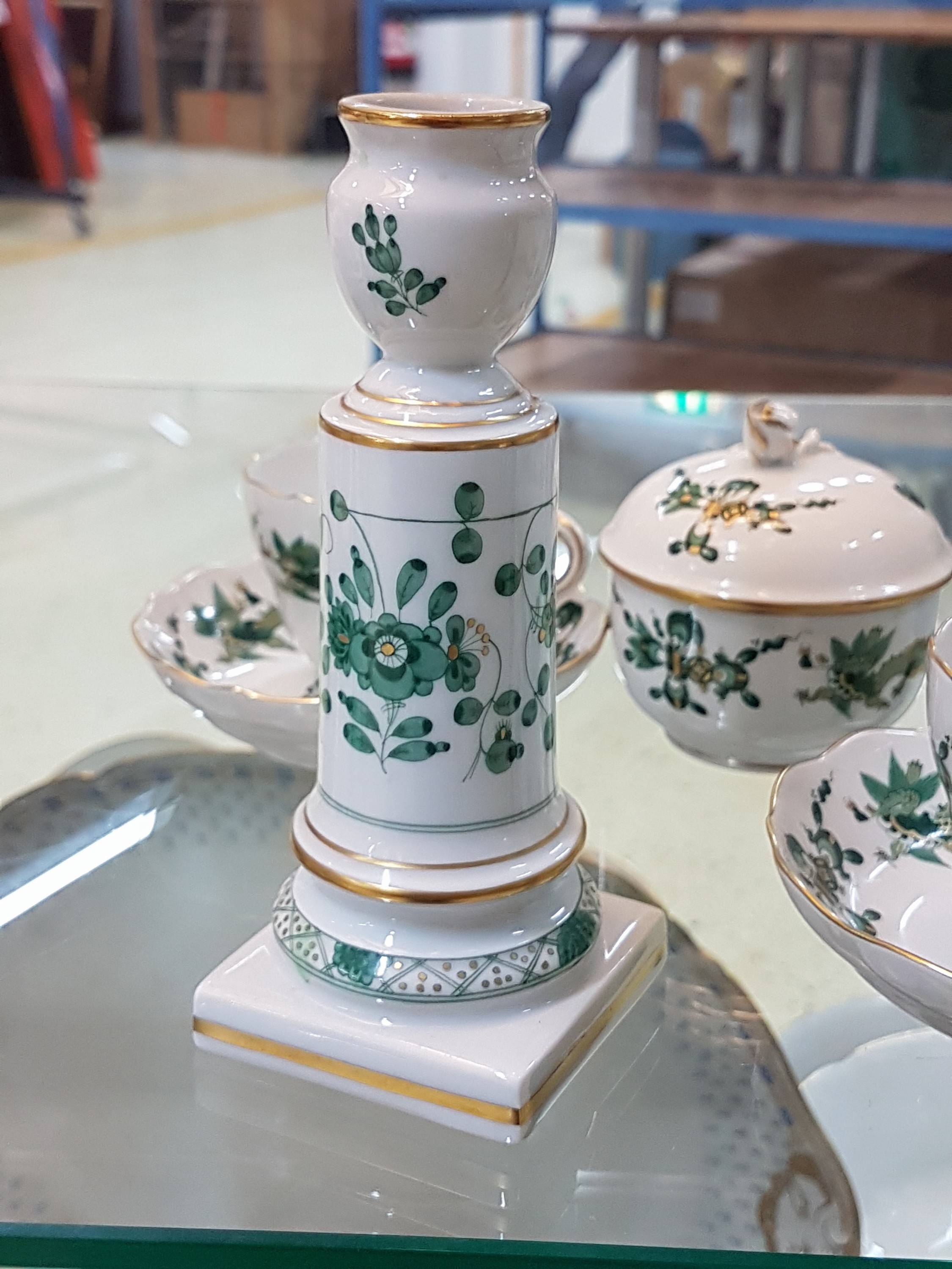Detail c: Mokkaservice, Meissen, 20. Jh., 1. Wahl, reicher Drachendekor in grün goldschattiert, Kanne, Milchkännchen, Zuckerdose, 3 Tassen mit Untertassen, ...