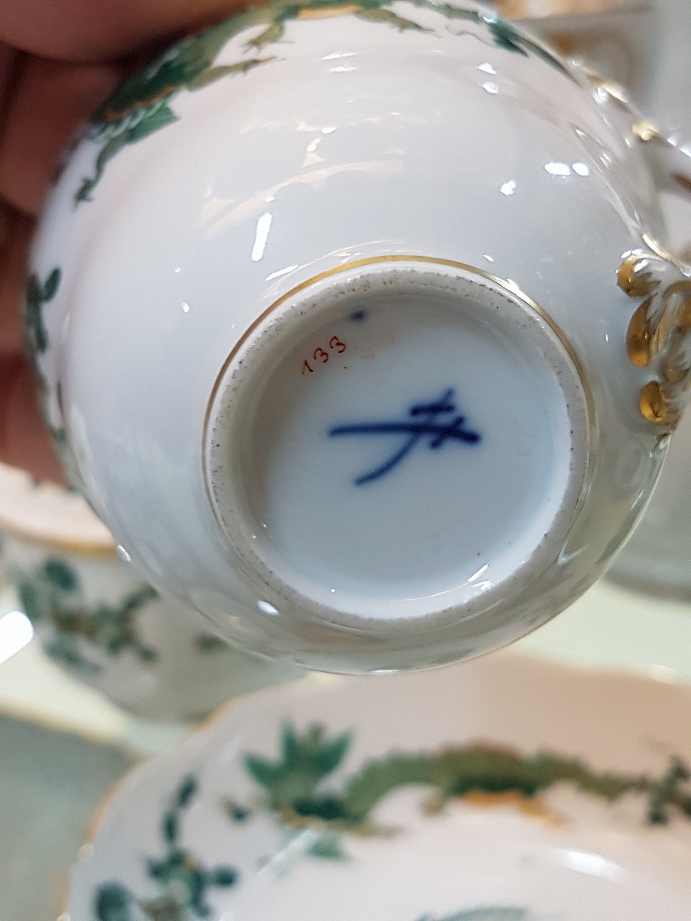 Detail d: Mokkaservice, Meissen, 20. Jh., 1. Wahl, reicher Drachendekor in grün goldschattiert, Kanne, Milchkännchen, Zuckerdose, 3 Tassen mit Untertassen, ...