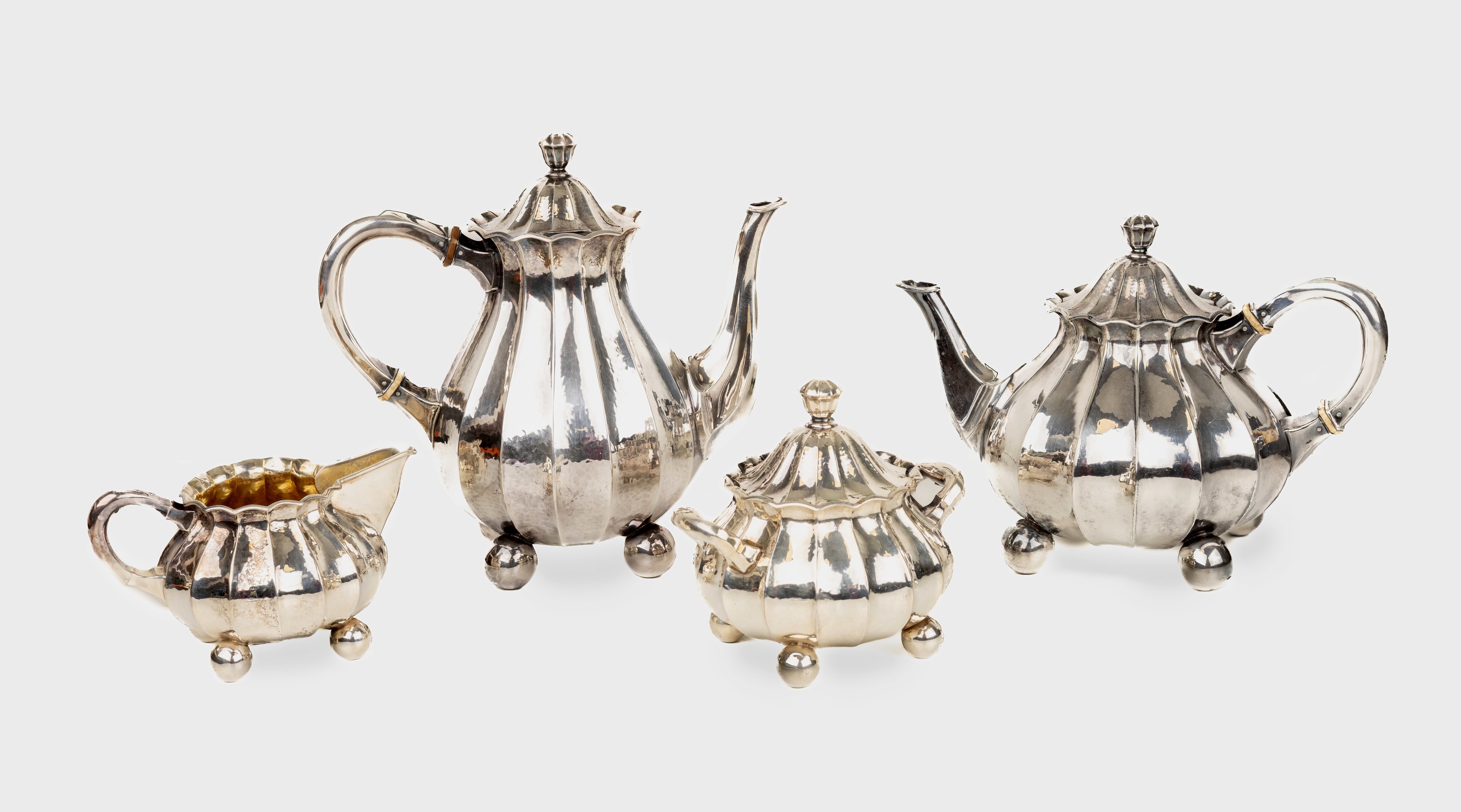 4-teil. Kaffee- und Teeset, deutsch 1930er Jahre, 830/835er Silber, Hammerschlag- verzierung, 2 x innenvergoldet, Kugelfüsse, best. aus: Kaffee- ...