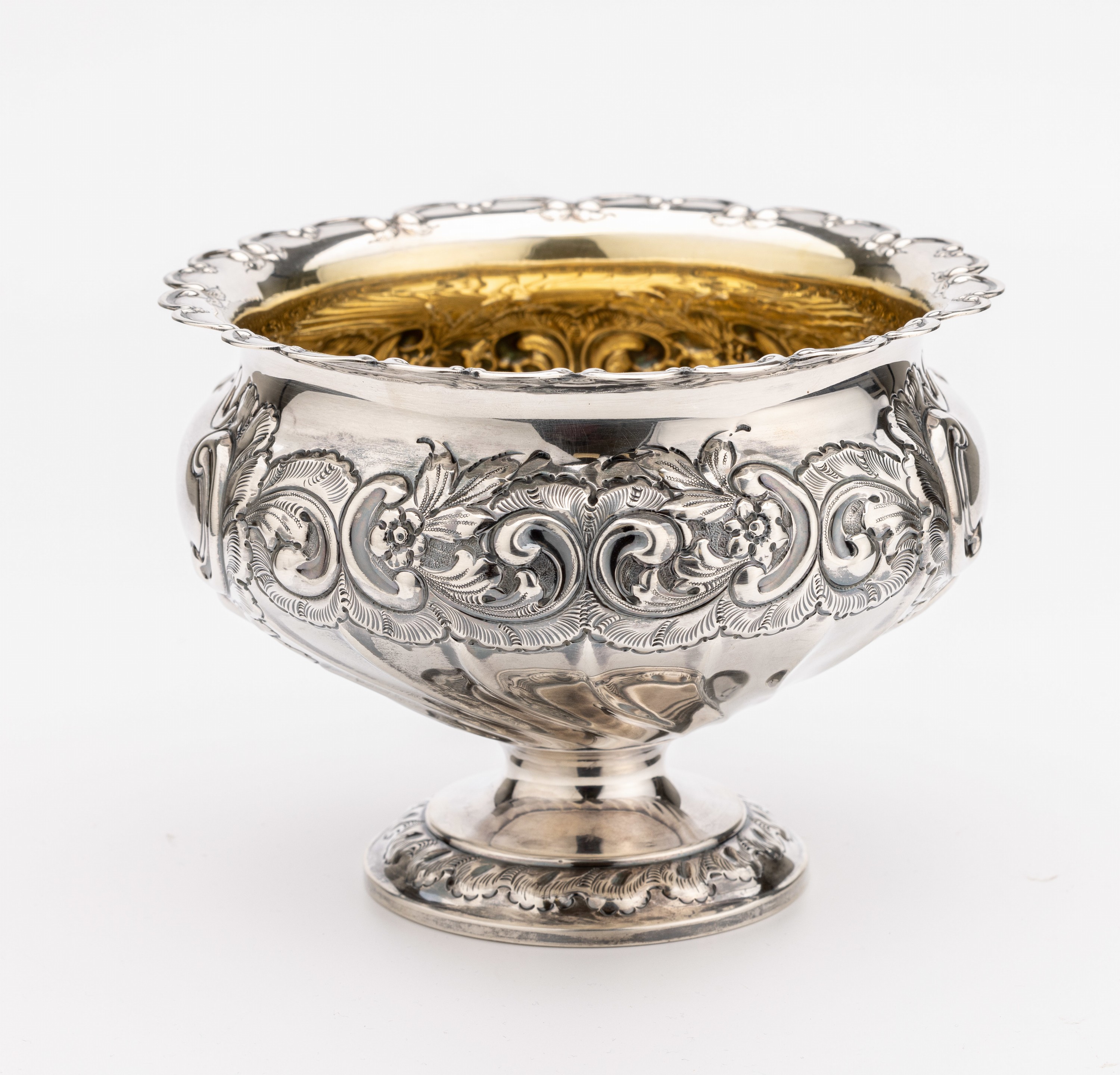 Anbietschale, England, London 1901, 925er Silber, Meistermarke unged., innen vergoldet, abstr.-floral verziert, H ca. 13 cm, D ca. 17 cm, ca. 470 g