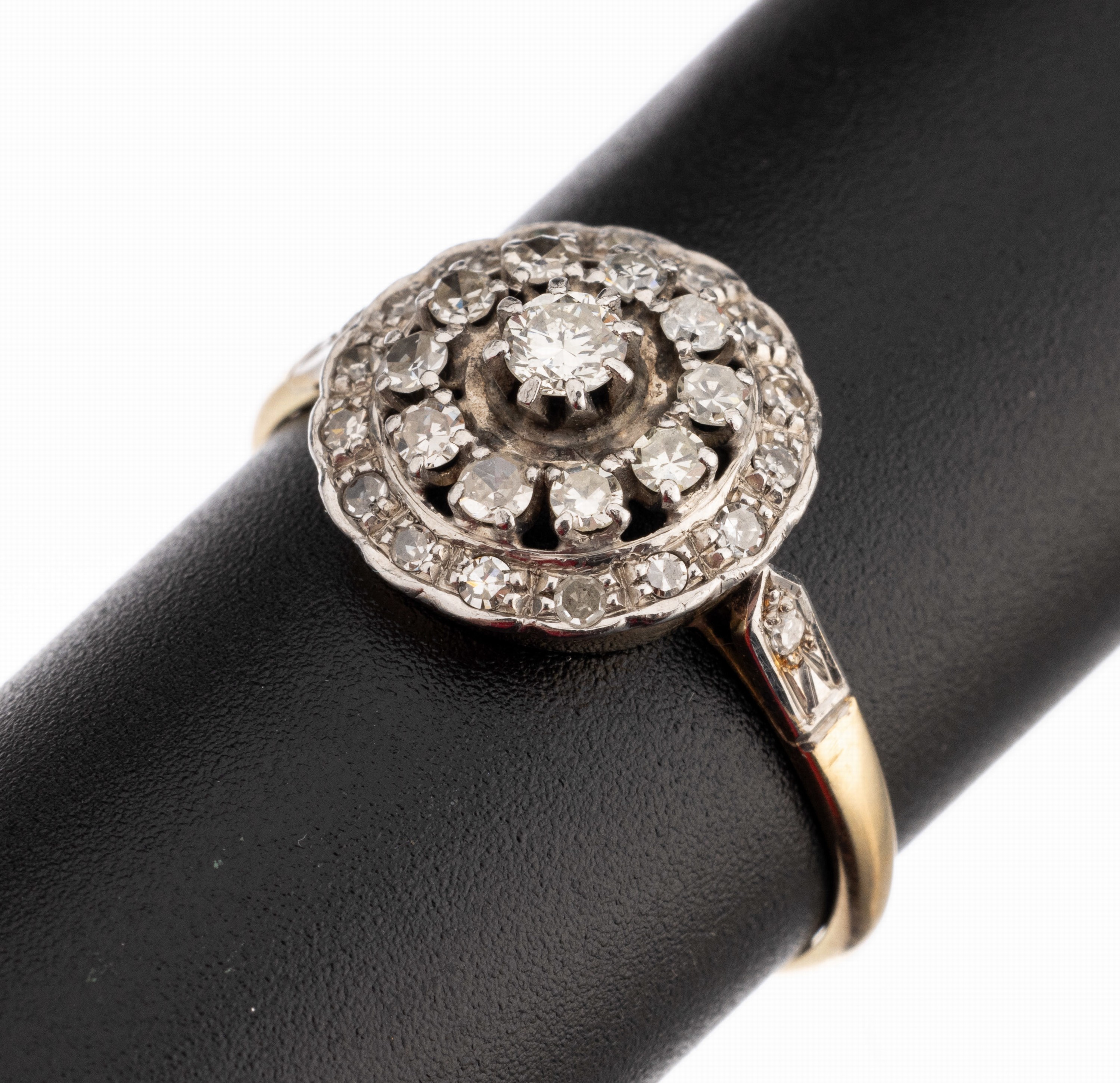 18 kt Gold Diamant-Ring, um 1920, GG 750/000, Ringkopf schauseitig Platin, durchbrochen gearbeitet, 8/8-Diamanten und Brillant zus. ca. 0.50 ct ...