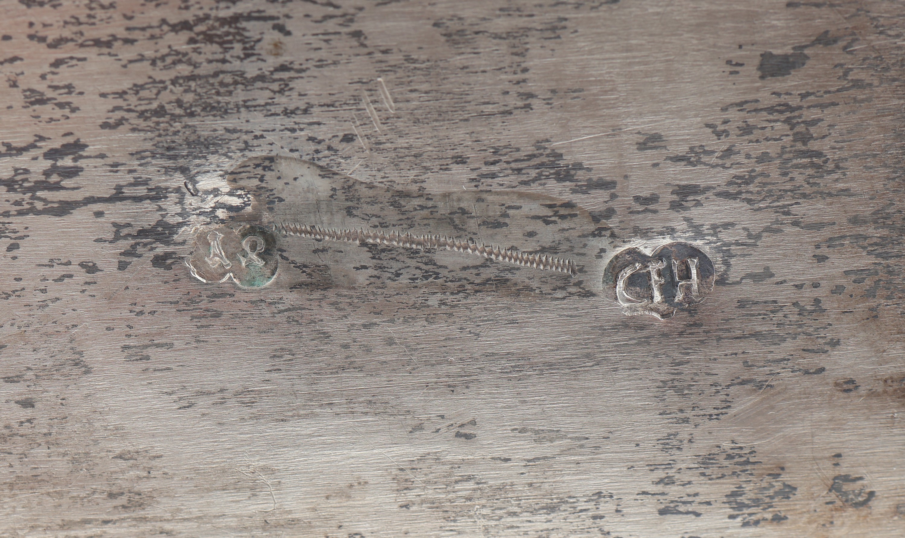Detail a: Zuckerdose, deutsch oder Österreich um 1790/1800, Silber gepr., 12-lötig, Meistermarke unged., vegetabile Deckelbekrönung leicht lose, ...