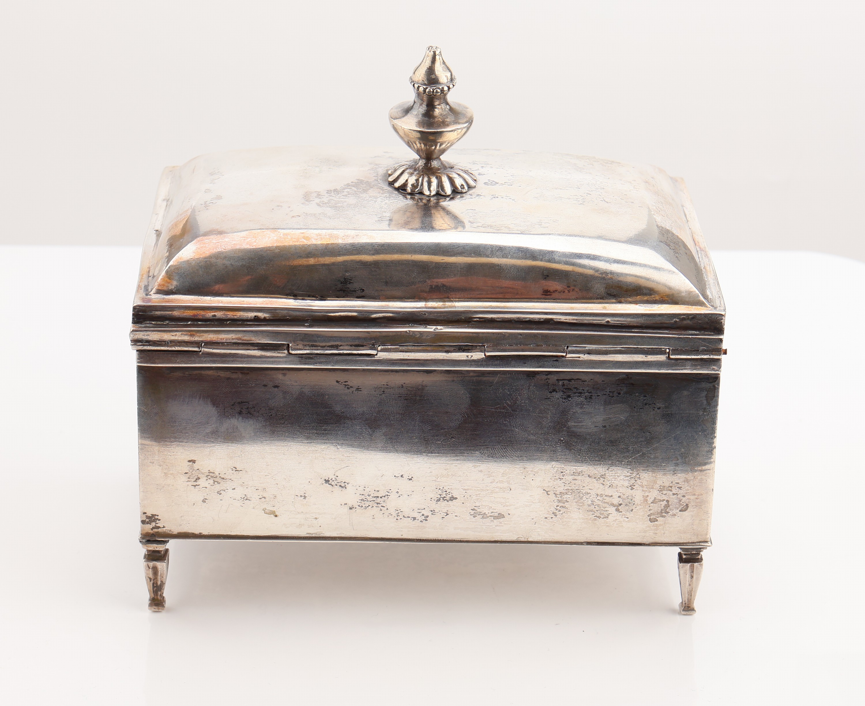 Detail b: Zuckerdose, deutsch oder Österreich um 1790/1800, Silber gepr., 12-lötig, Meistermarke unged., vegetabile Deckelbekrönung leicht lose, ...