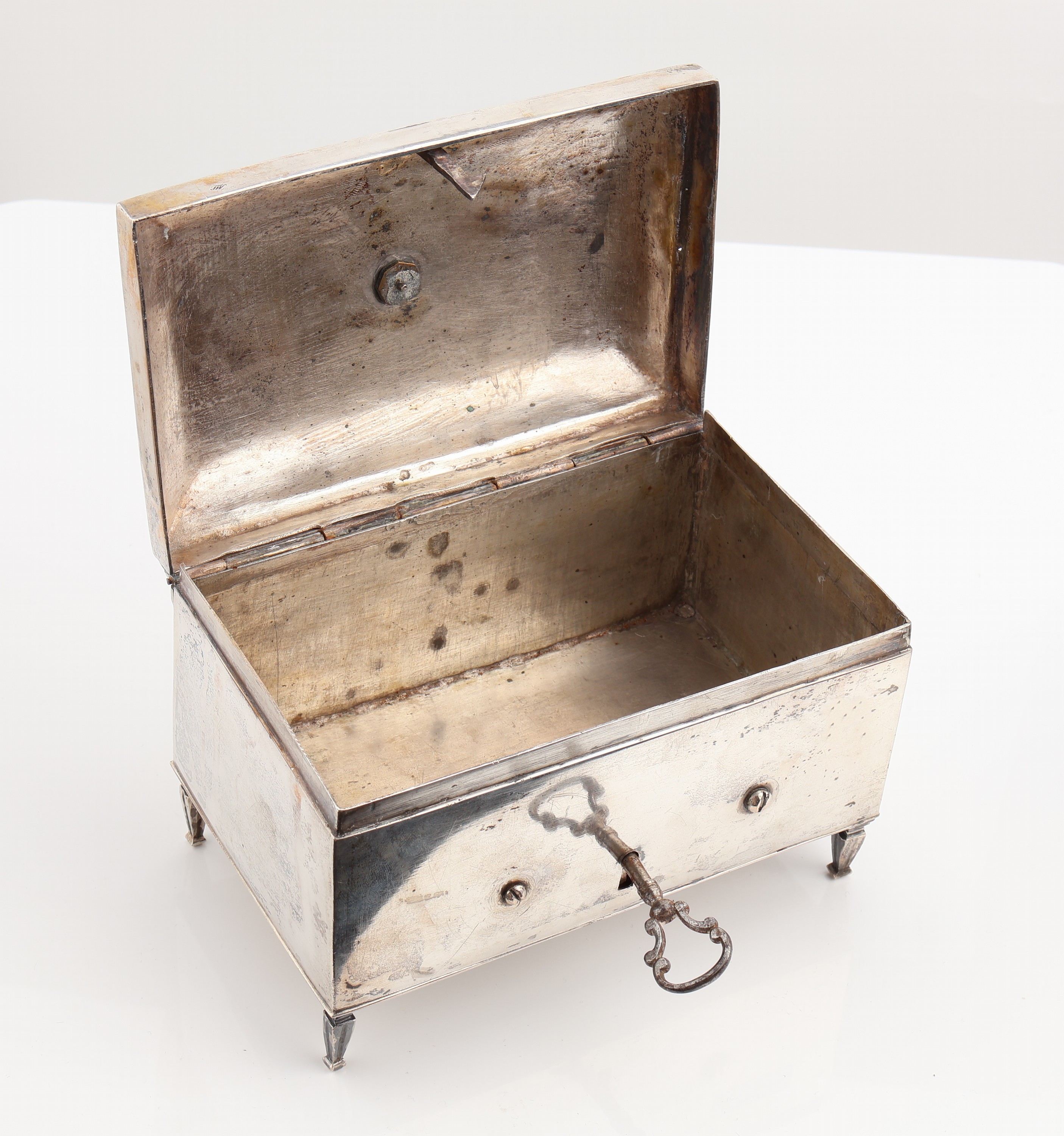 Detail c: Zuckerdose, deutsch oder Österreich um 1790/1800, Silber gepr., 12-lötig, Meistermarke unged., vegetabile Deckelbekrönung leicht lose, ...