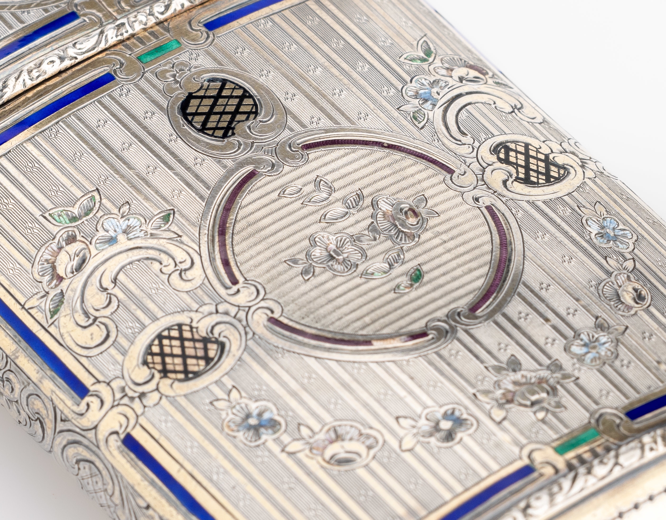 Detail a: Zigarrenetui, deutsch oder Österreich um 1900, Silber gepr., rundum guill., floraler Blütendekor, bt. emailliert, (Email stark besch. bzw. ...