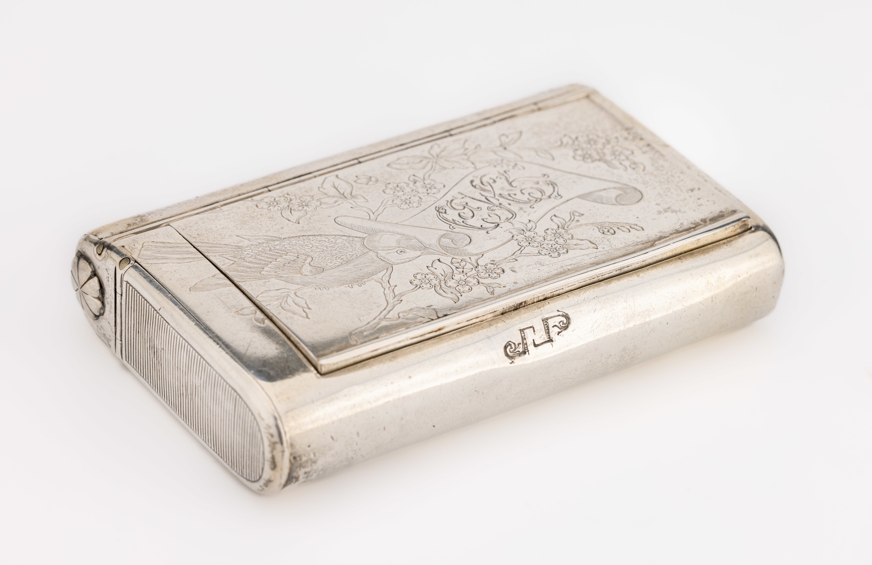 Tabatiere, Rußland, Moskau 1881, 84er Silber, Meistermarke Andrey Antonovich Kovalsky, Boden mit Rosendekor, Deckel mit Scharnier, Darst.: Vogel ...