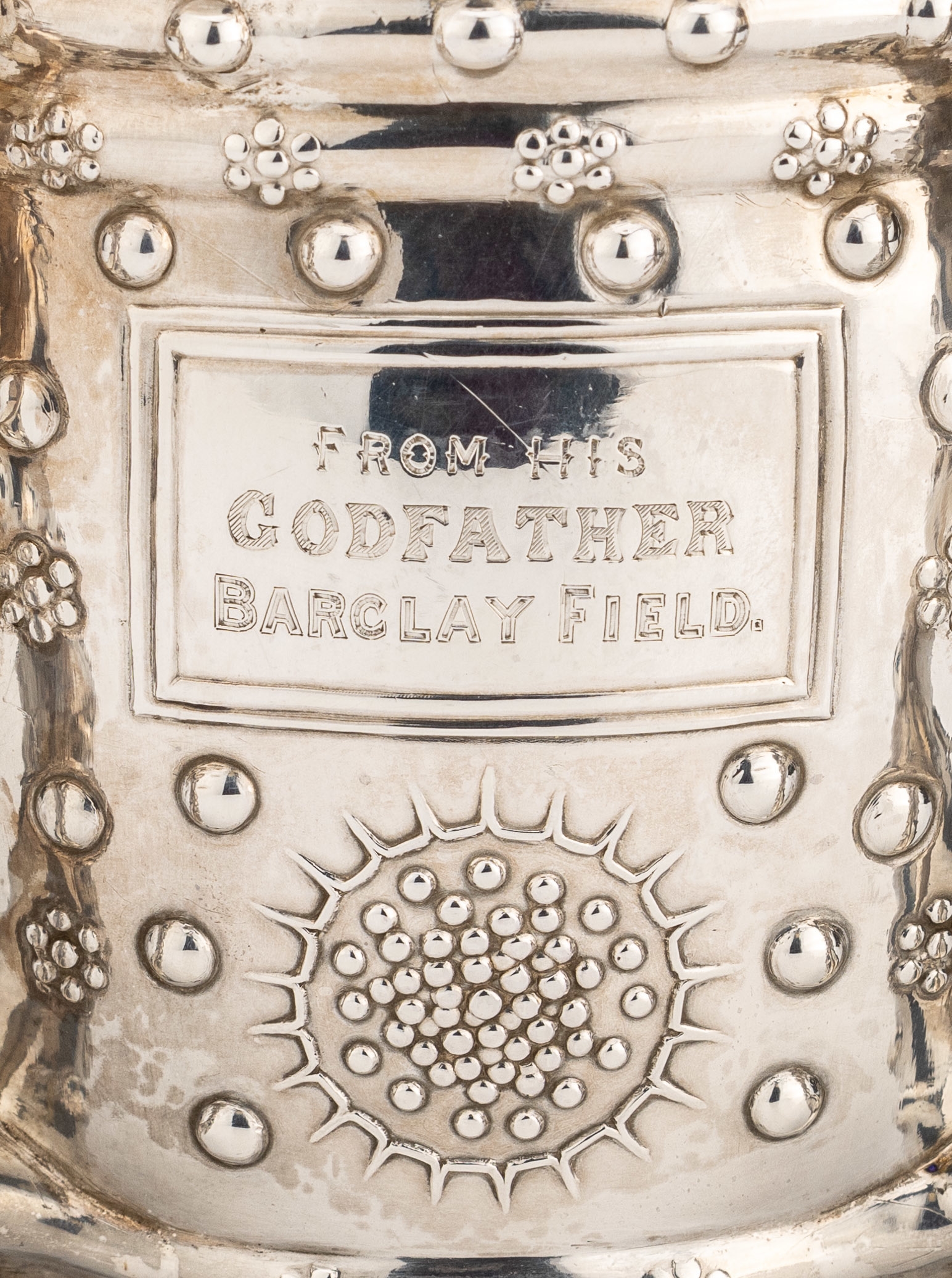 Detail a: Pokal, England, London 1882, 925er Silber, Meistermarke James Garrards, innen vergoldet, 4 Griffe mit Kordelverzierung, in Kartuschen franz. Lilie, ...