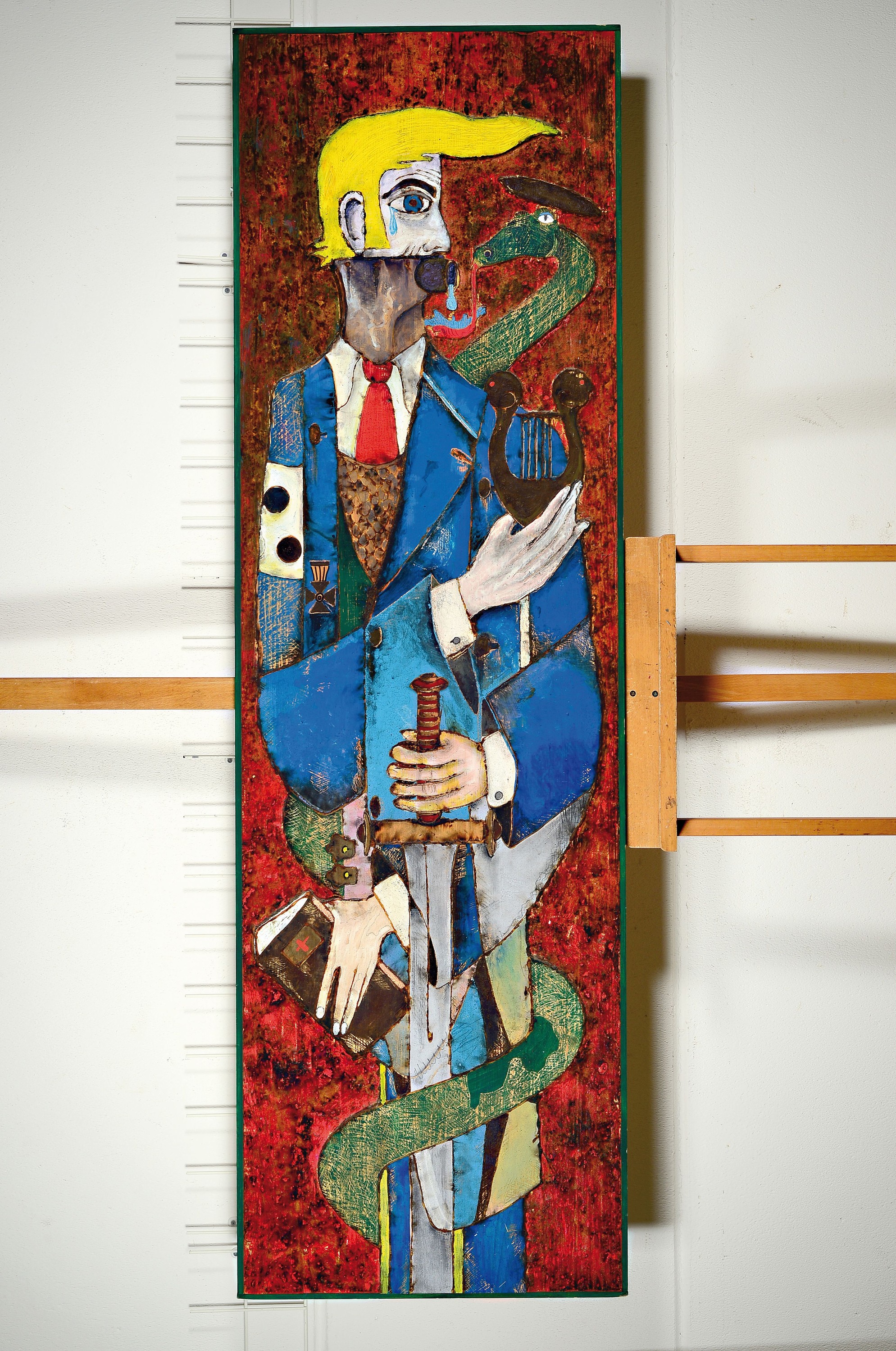 Detail k: Zeitgenössischer Künstler, symbolträchtige Darstellung des Donald Trump, mit Bibel, Leier, Schlange und Schwert, aus dem Holz reliefiert ...