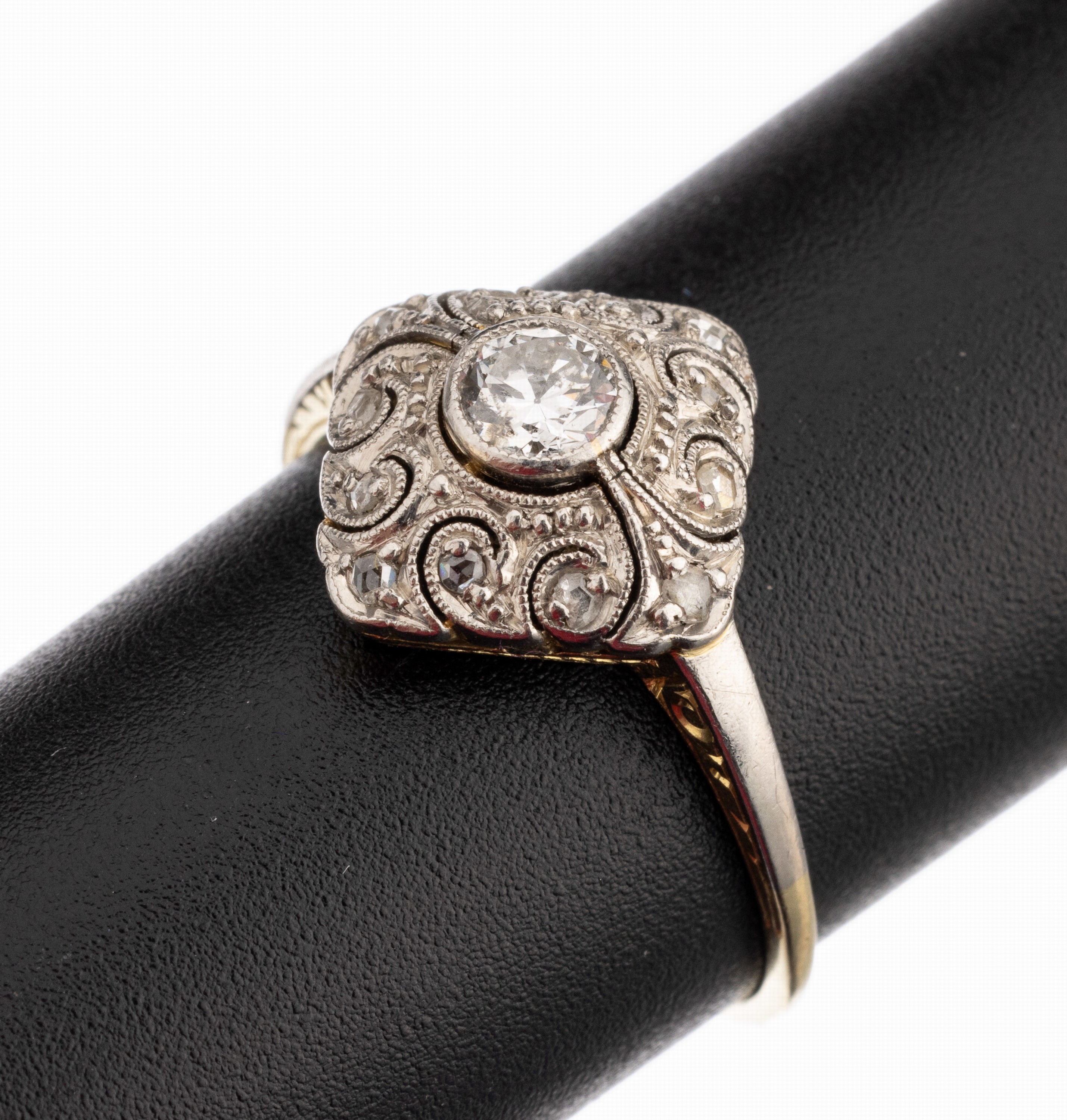 14 kt Gold ART DECO Diamant-Ring, deutsch um 1910, GG 585/000, Ringkopf schauseitig Platin, Seiten fein grav., Durchbrucharbeit, mittig ein ...