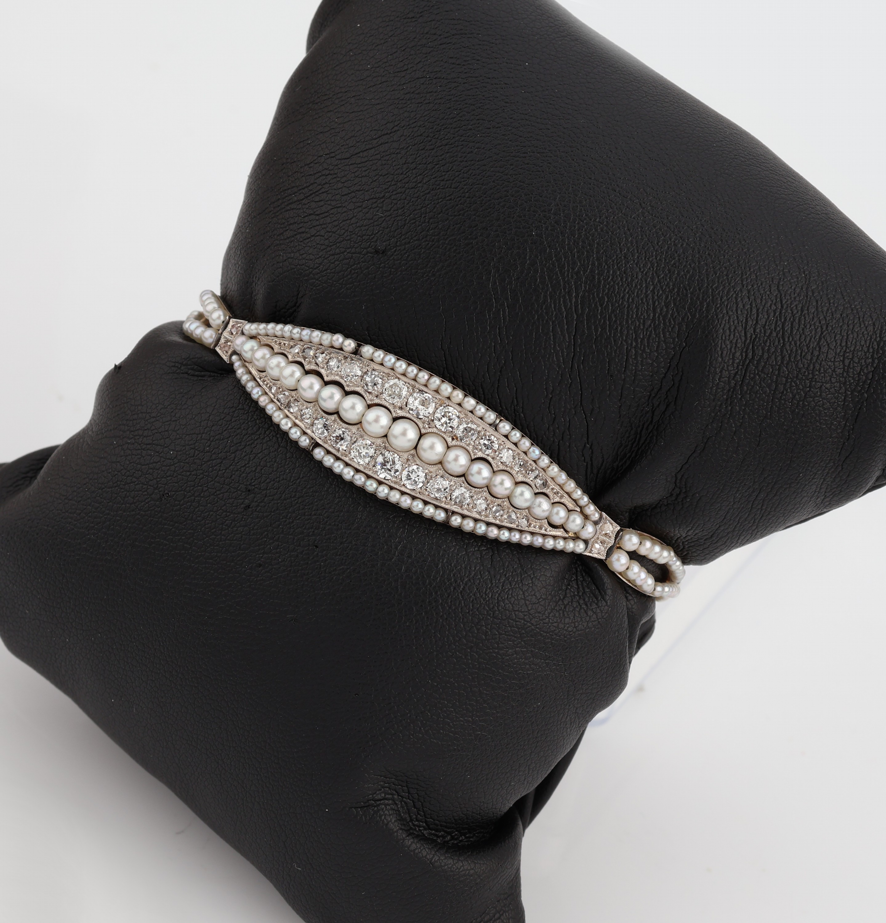 14 kt Gold Jugendstil Orientperl-Diamant- Armreif, GG 585/000 und Platin, Orientperlen verlaufend, Mittelteil und Schließe bes. mit ...