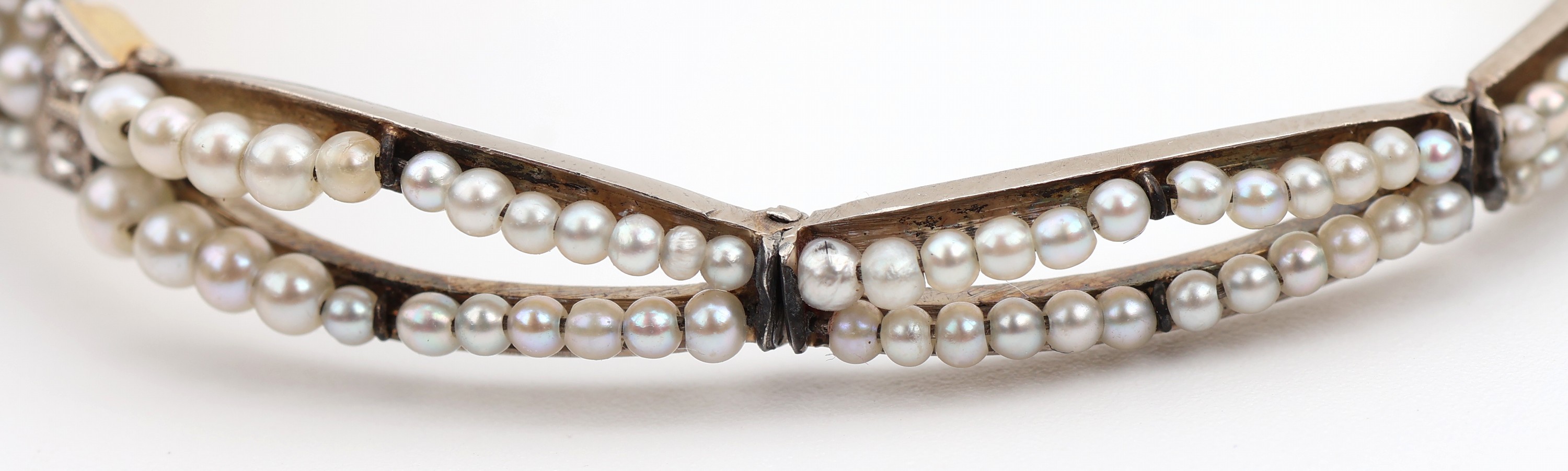 Detail c: 14 kt Gold Jugendstil Orientperl-Diamant- Armreif, GG 585/000 und Platin, Orientperlen verlaufend, Mittelteil und Schließe bes. mit ...