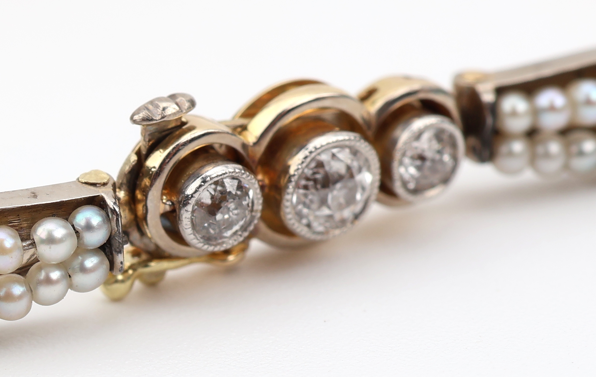Detail d: 14 kt Gold Jugendstil Orientperl-Diamant- Armreif, GG 585/000 und Platin, Orientperlen verlaufend, Mittelteil und Schließe bes. mit ...