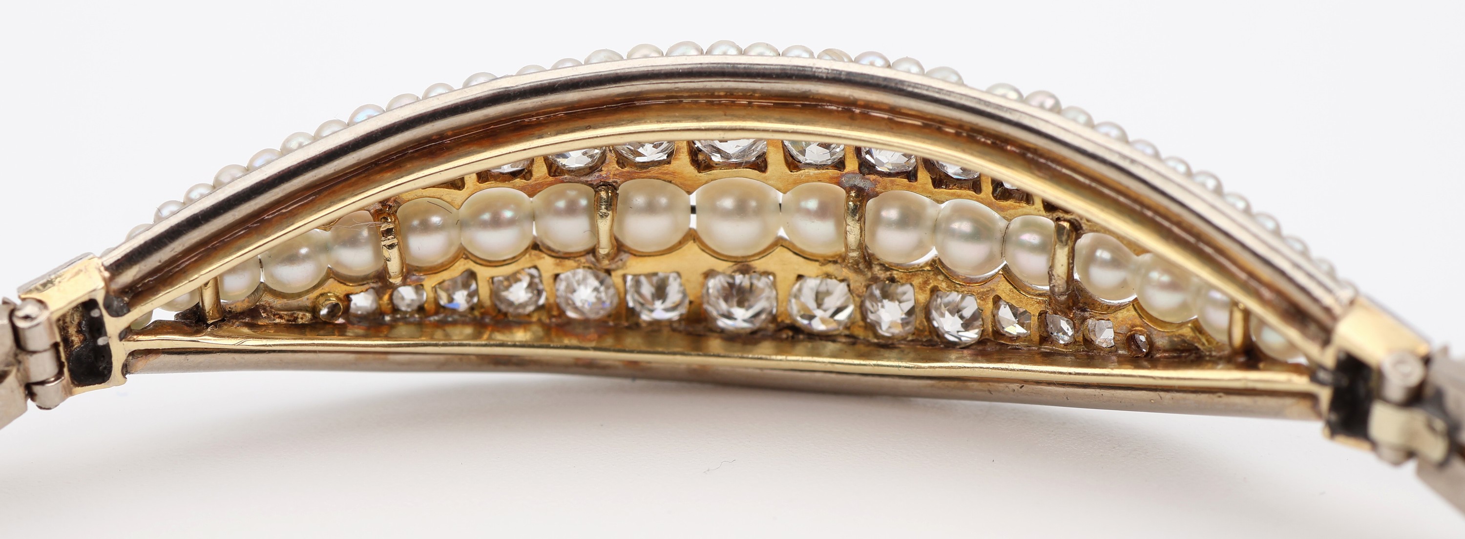 Detail e: 14 kt Gold Jugendstil Orientperl-Diamant- Armreif, GG 585/000 und Platin, Orientperlen verlaufend, Mittelteil und Schließe bes. mit ...