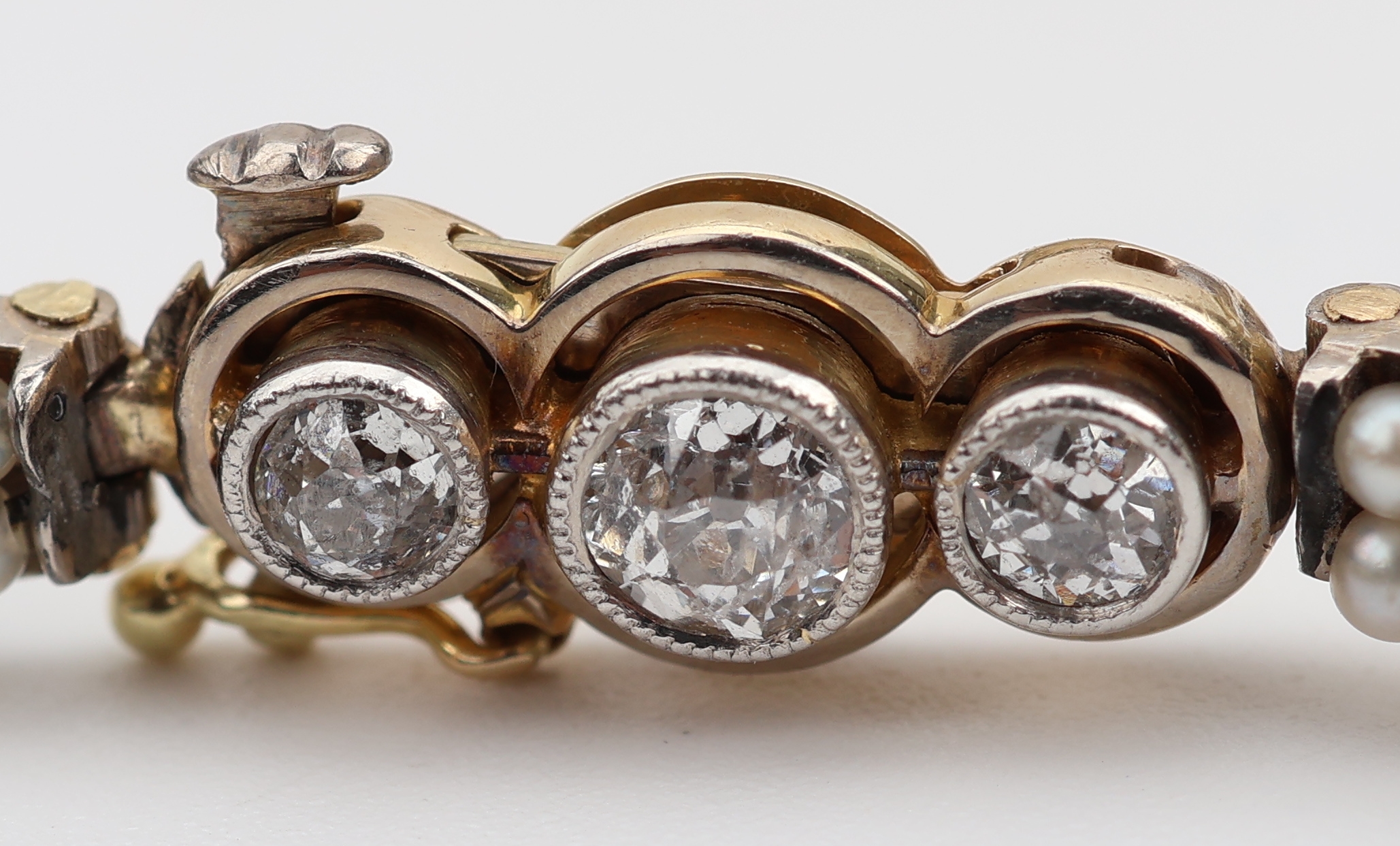 Detail f: 14 kt Gold Jugendstil Orientperl-Diamant- Armreif, GG 585/000 und Platin, Orientperlen verlaufend, Mittelteil und Schließe bes. mit ...