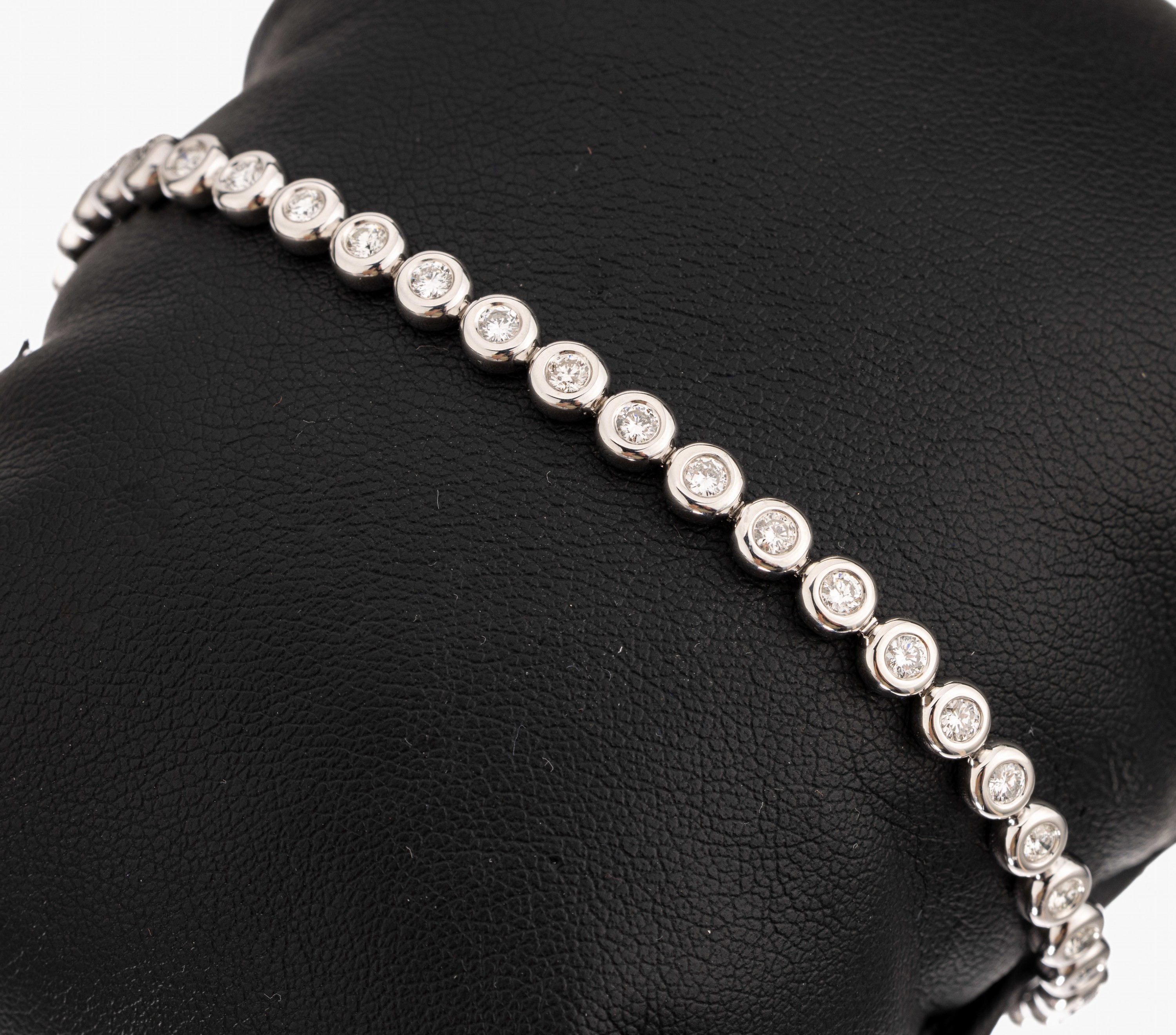 14 kt Gold Brillant-Armband, WG 585/000, 40 Brillanten zus. ca. 1.84 ct feines Weiß- Weiß/vs-si, L. ca. 18.5 cm, Kastenschloss mit ...