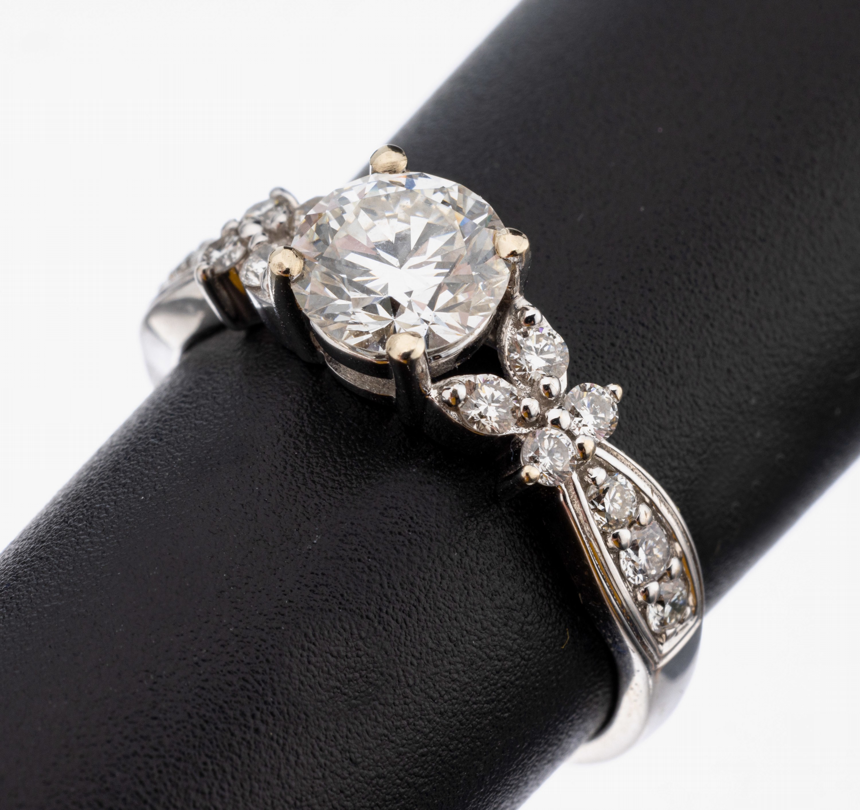 18 kt Gold Brillant-Ring, WG 750/000, Brillant-Solitär ca. 1.20 ct hochfeines Weiß(E)/vs1, seitliche 14 Brillanten zus. ca. 0.37 ct feines ...