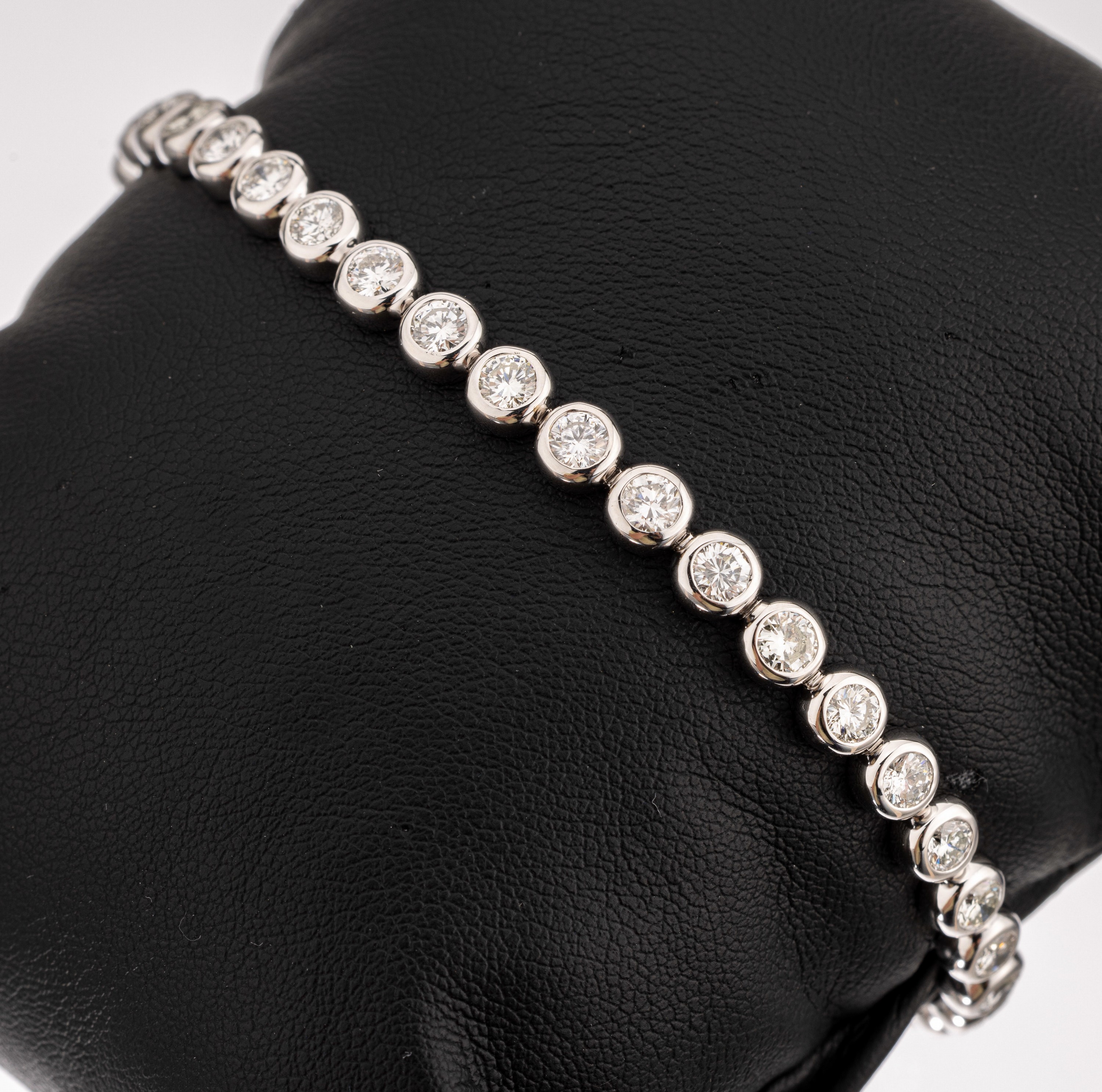 14 kt Gold Brillant-Armband, WG 585/000, 34 Brillanten zus. ca. 5.79 ct feines Weiß -Weiß/vs-si, L. ca. 18.5 cm, Kastenschloss mit ...