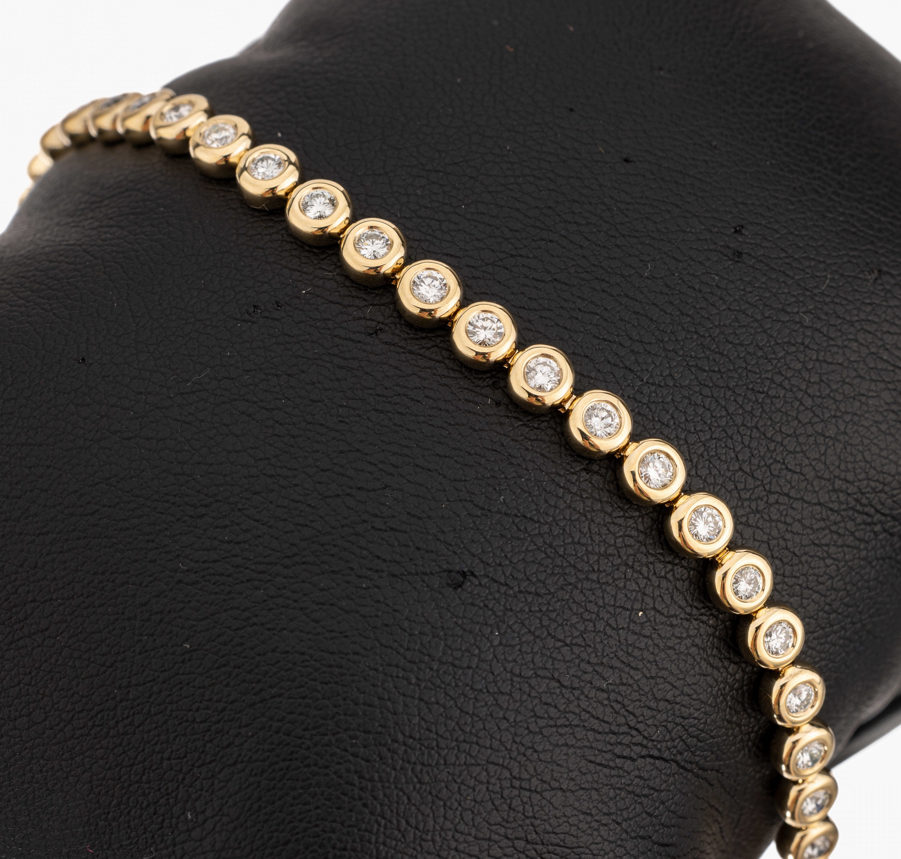 14 kt Gold Brillant-Armband, GG 585/000, 40 Brillanten zus. ca. 1.82 ct feines Weiß -Weiß/vs-si, L. ca. 18.5 cm, Kastenschloss ...