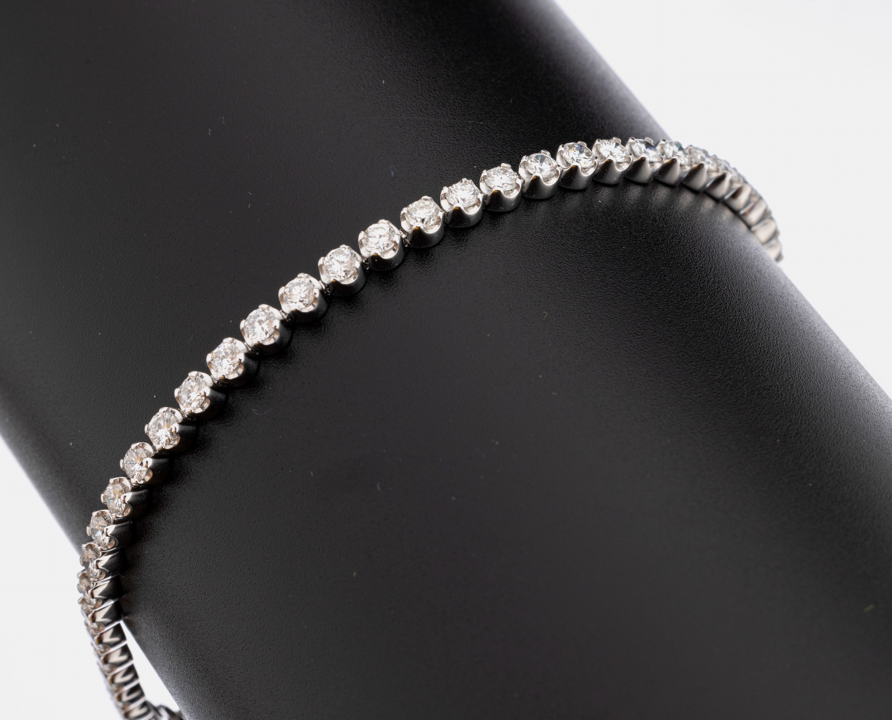 14 kt Gold Brillant-Armband, WG 585/000, Brillanten zus. ca. 3.43 ct feines Weiß- Weiß/vs-si, L. ca. 18 cm, Kastenschloss mit 2 Sicherheitsachten