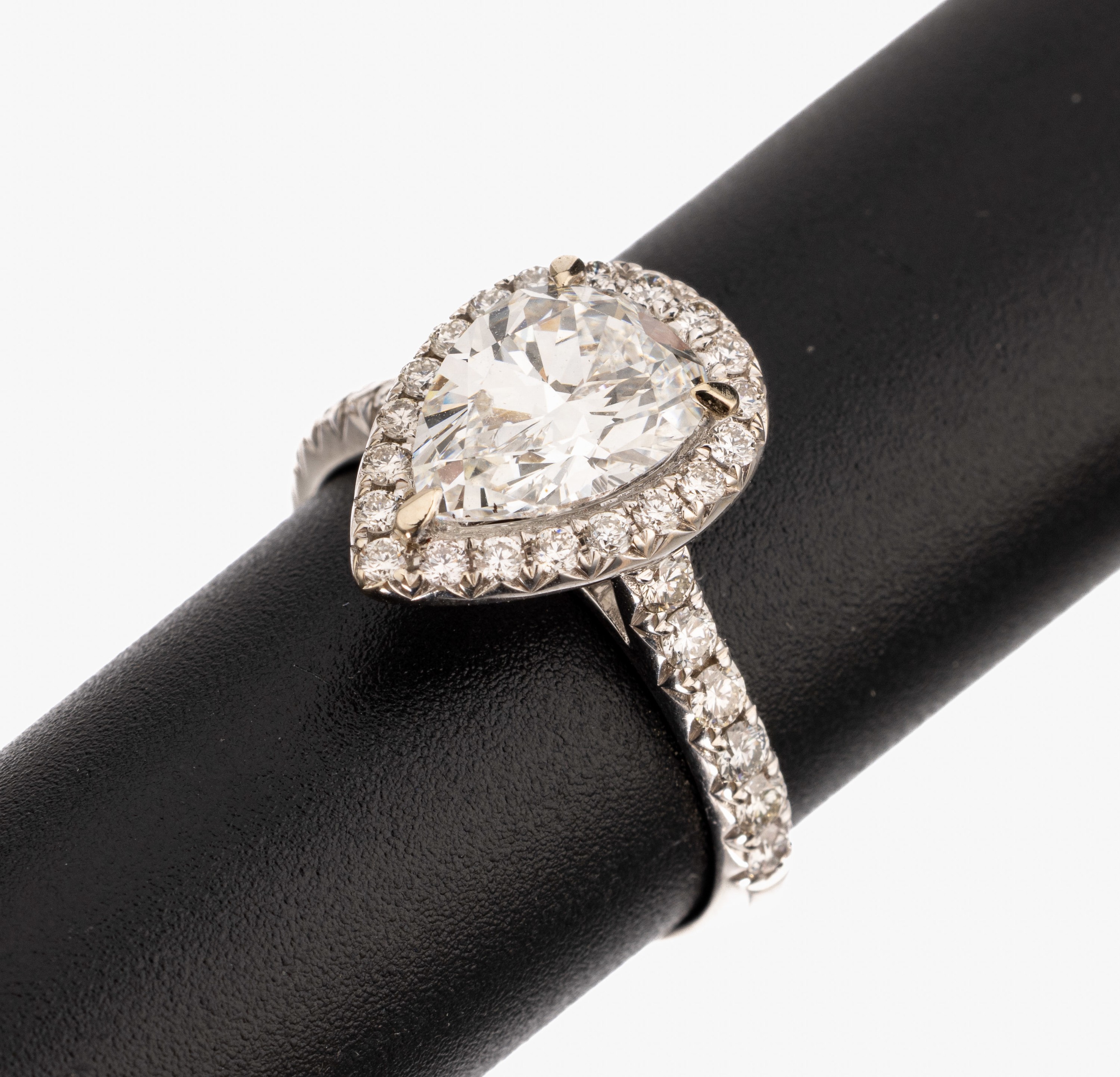 18 kt Gold Diamant-Ring, WG 750/000, Diamanttropfen ca. 2.01 ct feines Weiß (F)/vvs1, umgeben von 32 Brillanten zus. ca. 0.66 ct feines ...