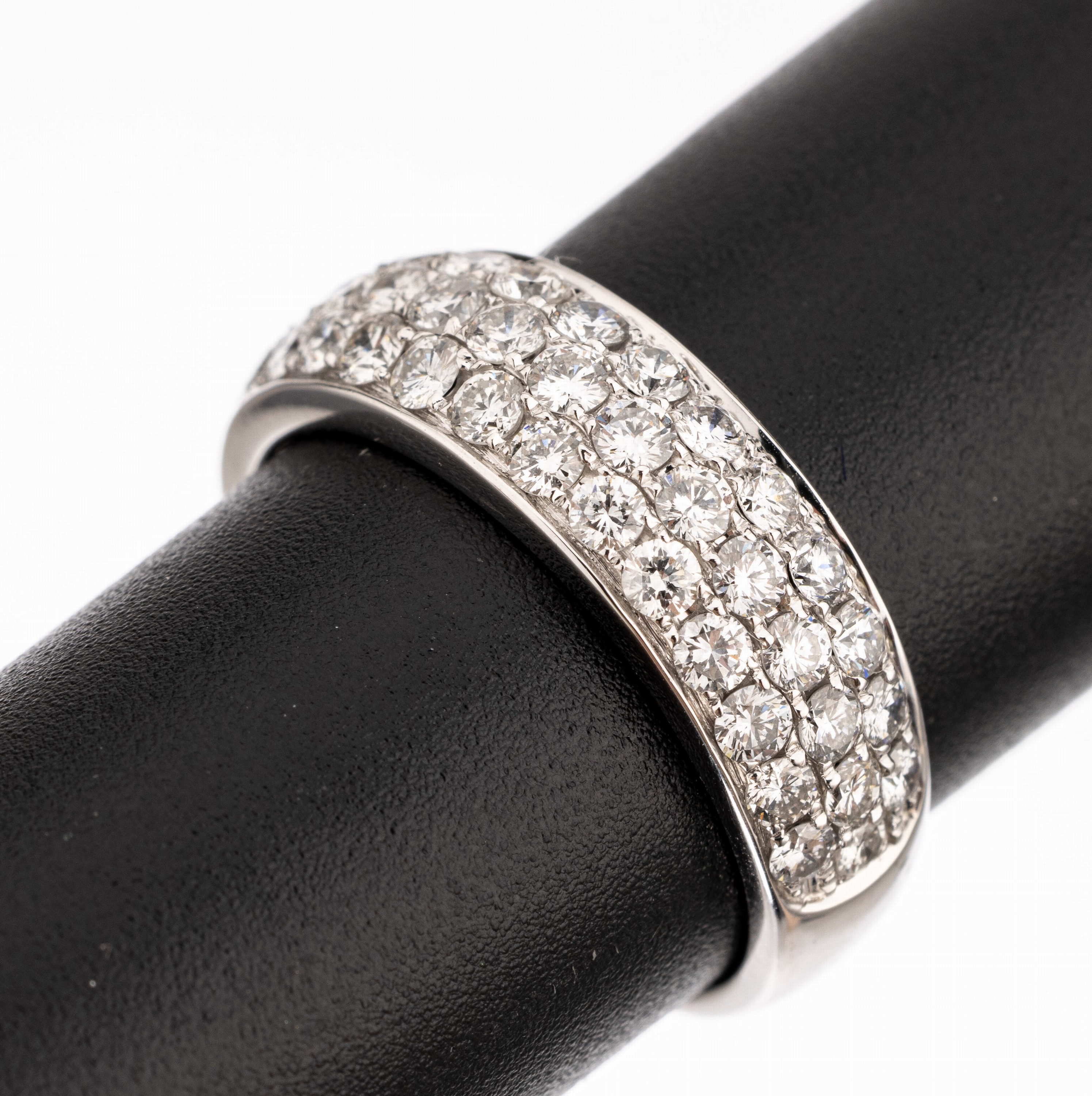 14 kt Gold Brillant-Ring, WG 585/000, hälftig mit Brillanten zus. ca. 1.83 ct feines Weiß-Weiß/vs-si, RW 55, ca. 4.1 g