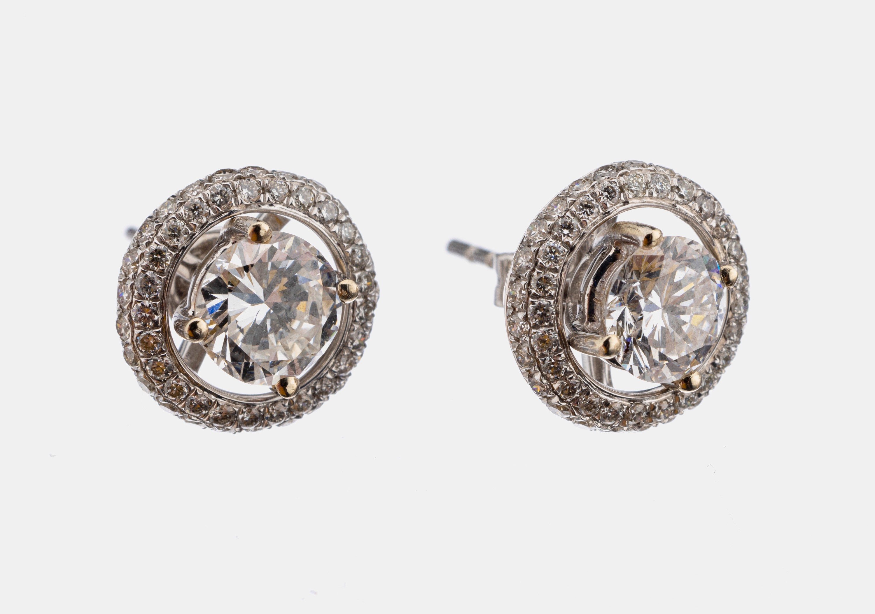 Paar 18 kt Gold Brillant-Ohrstecker, WG 750/000, 2 Brillanten zus. ca. 1.25 ct Weiß/vs-si, umgeben von abnehmbarem Kranz aus Brillanten zus. ca. ...