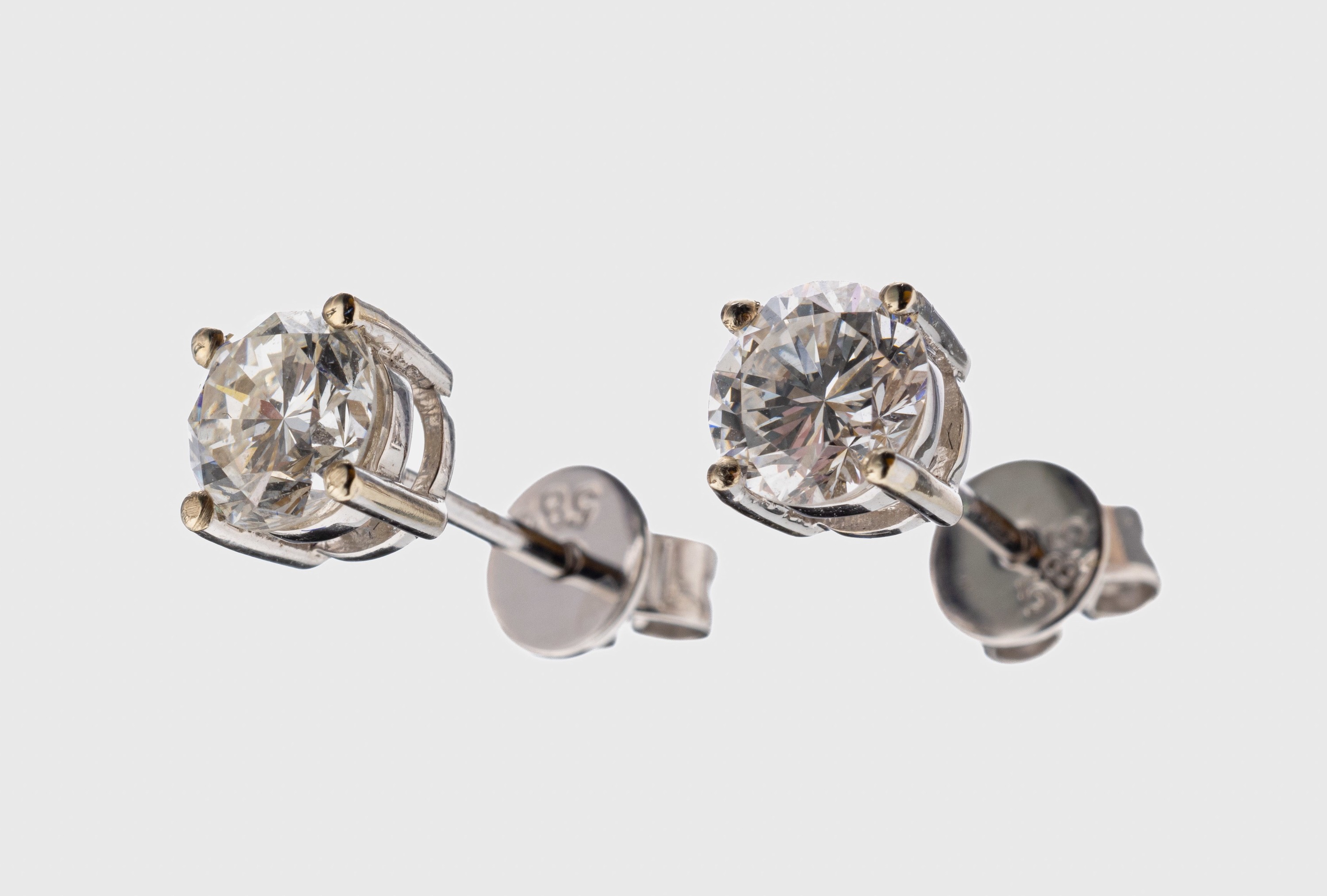 Paar 14 kt Gold Brillant-Ohrstecker, WG 585/000, 2 Brillanten zus. ca. 1.00 ct Weiß/vs-si