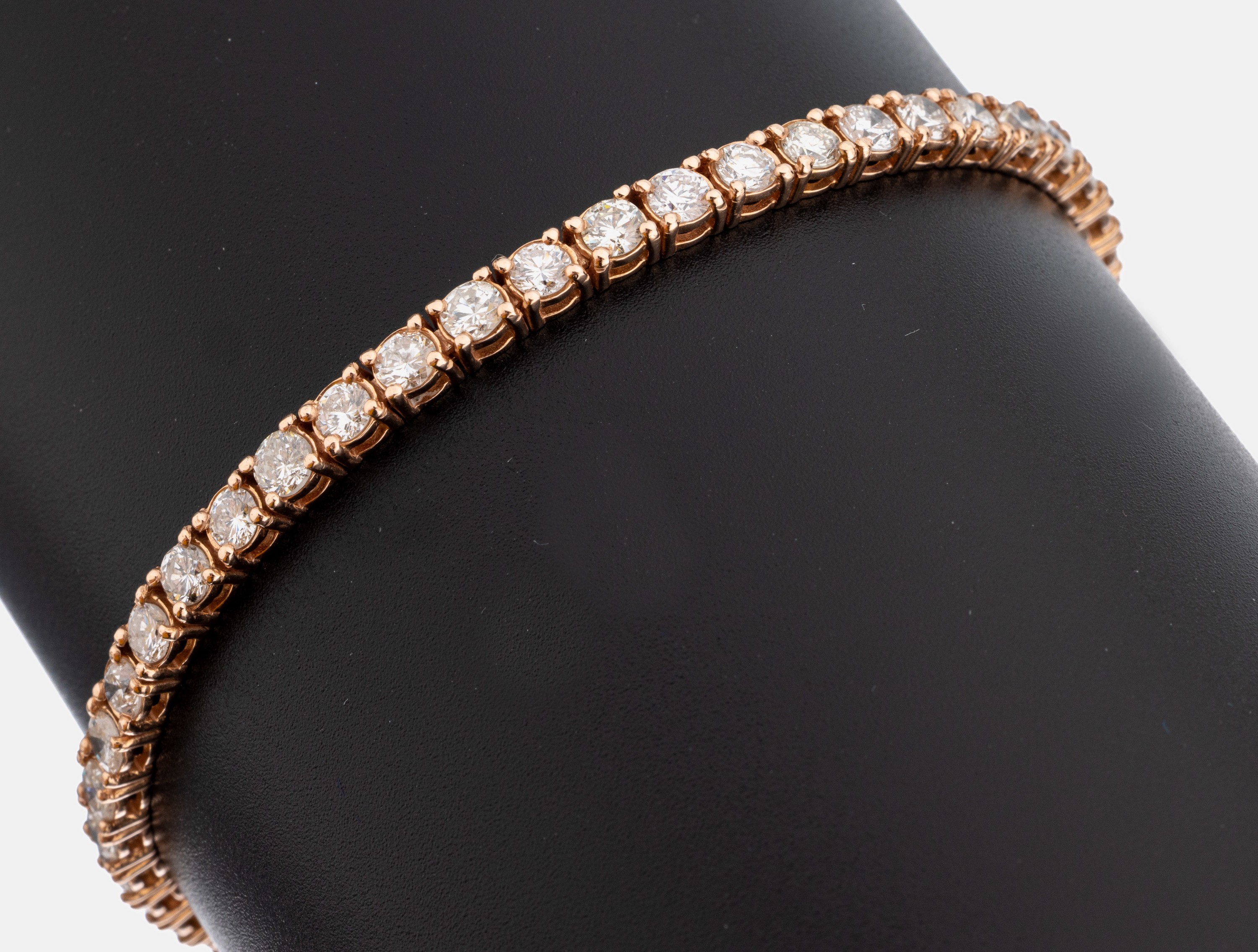 14 kt Gold Brillant-Linienarmband, RoseG 585/000, 45 Brillanten zus. ca. 6.50 ct Weiß/si-p1, L. ca. 18 cm, Kastenschloss mit 2 Sicherheitsachten, ...