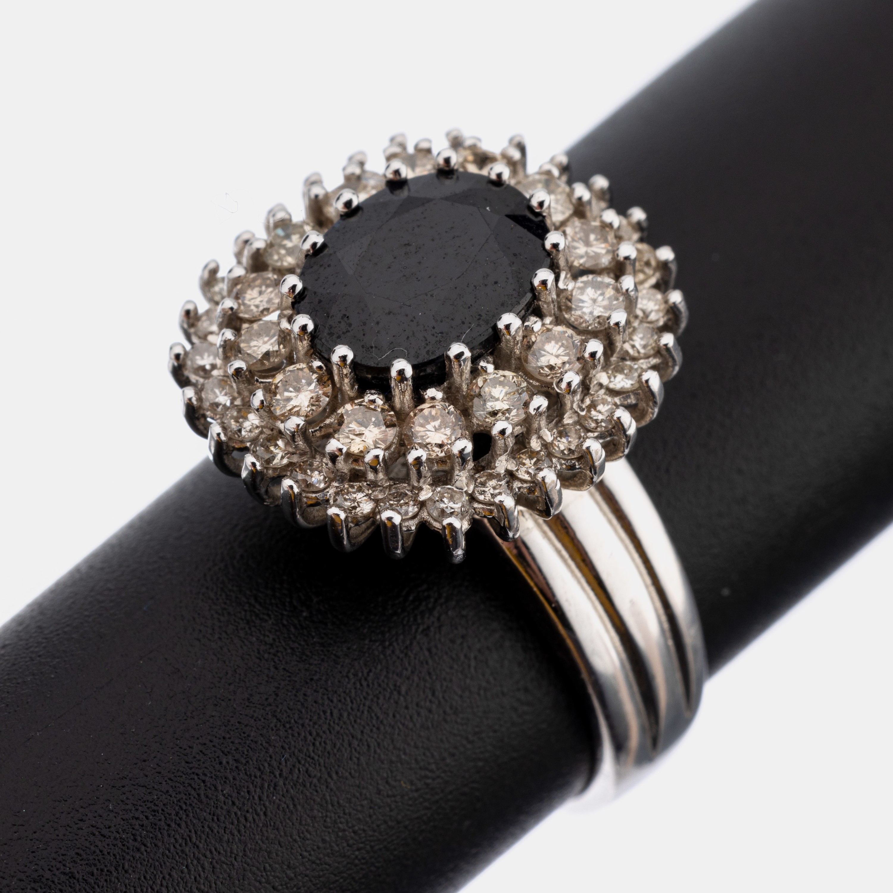 14 kt Gold Saphir-Brillant-Ring, WG 585/000, ovalfacett. Saphir ca. 1.20 ct, umgeben von 2 Reihen Brillanten zus. ca. 1.20 ct Weiß-get.Weiß/si, RW ...