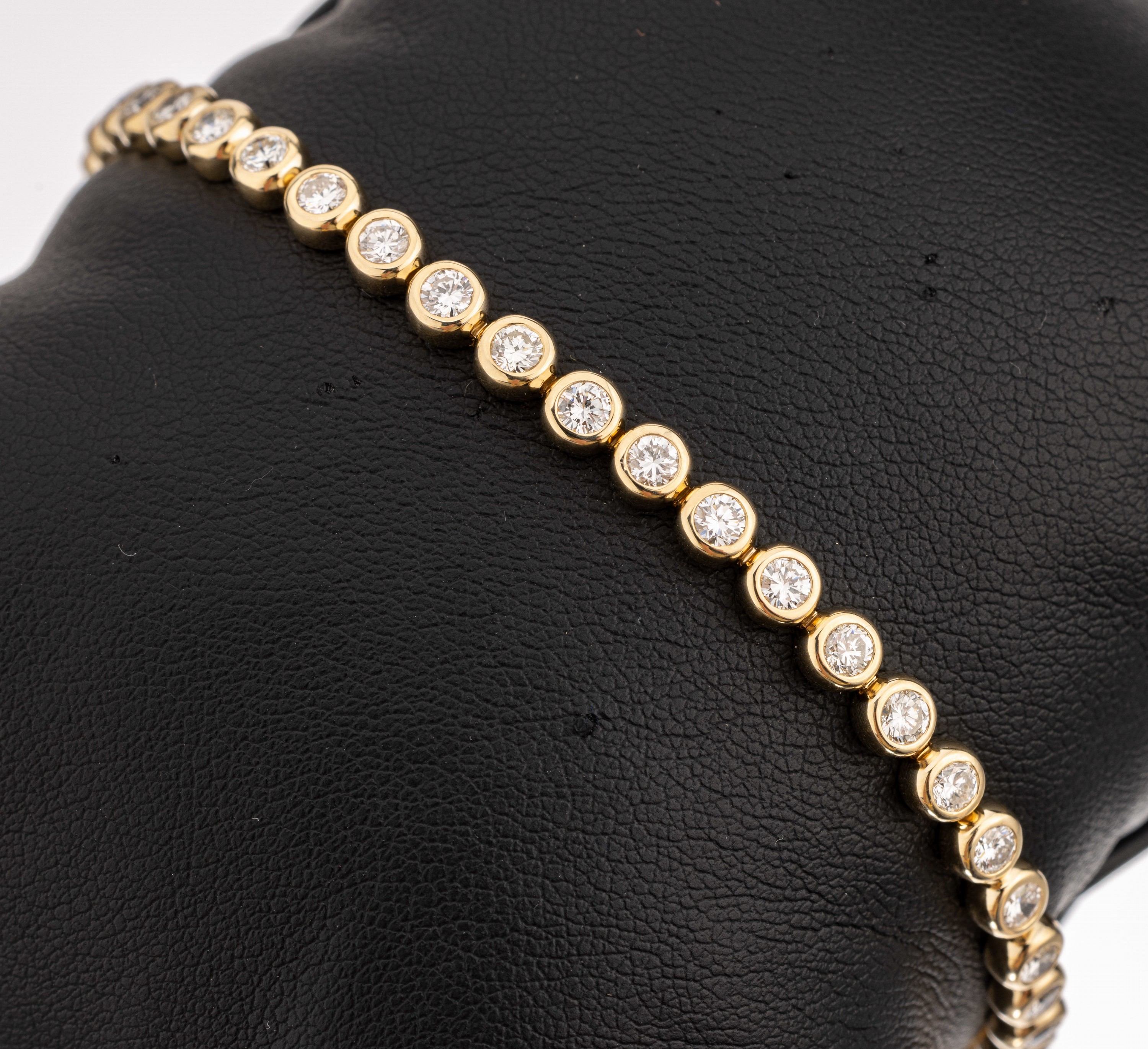 14 kt Gold Brillant-Linienarmband, GG 585/000, 41 Brillanten zus. ca. 3.52 ct feinesWeiß-Weiß/vs-si, L. ca. 18.5, Kastenschloss mit 2 ...