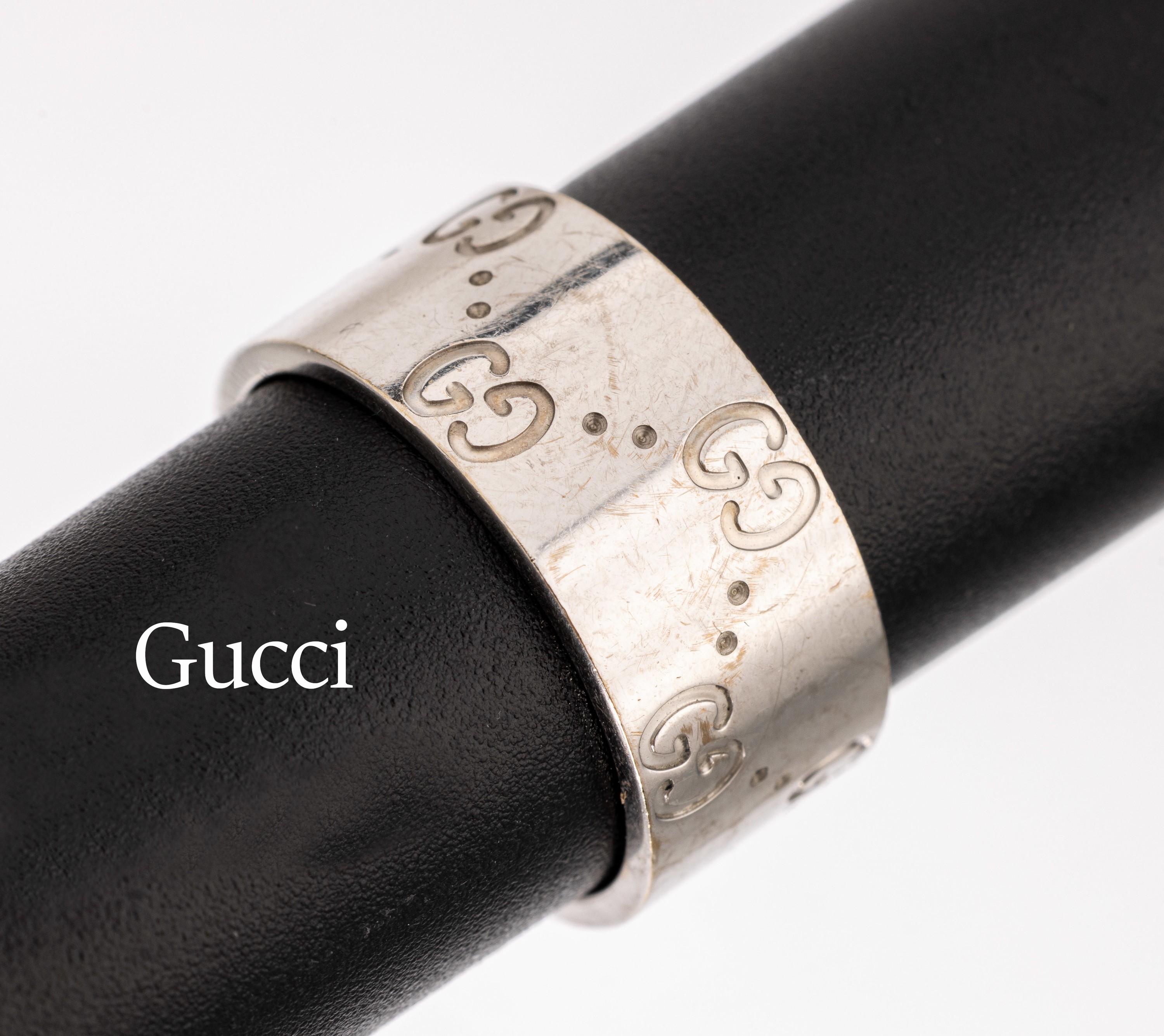 18 kt Gold GUCCI Ring, WG 750/000, umlaufendes Gucci-Logo, ca. 8.7 g, RW 54, Orig.-Etui