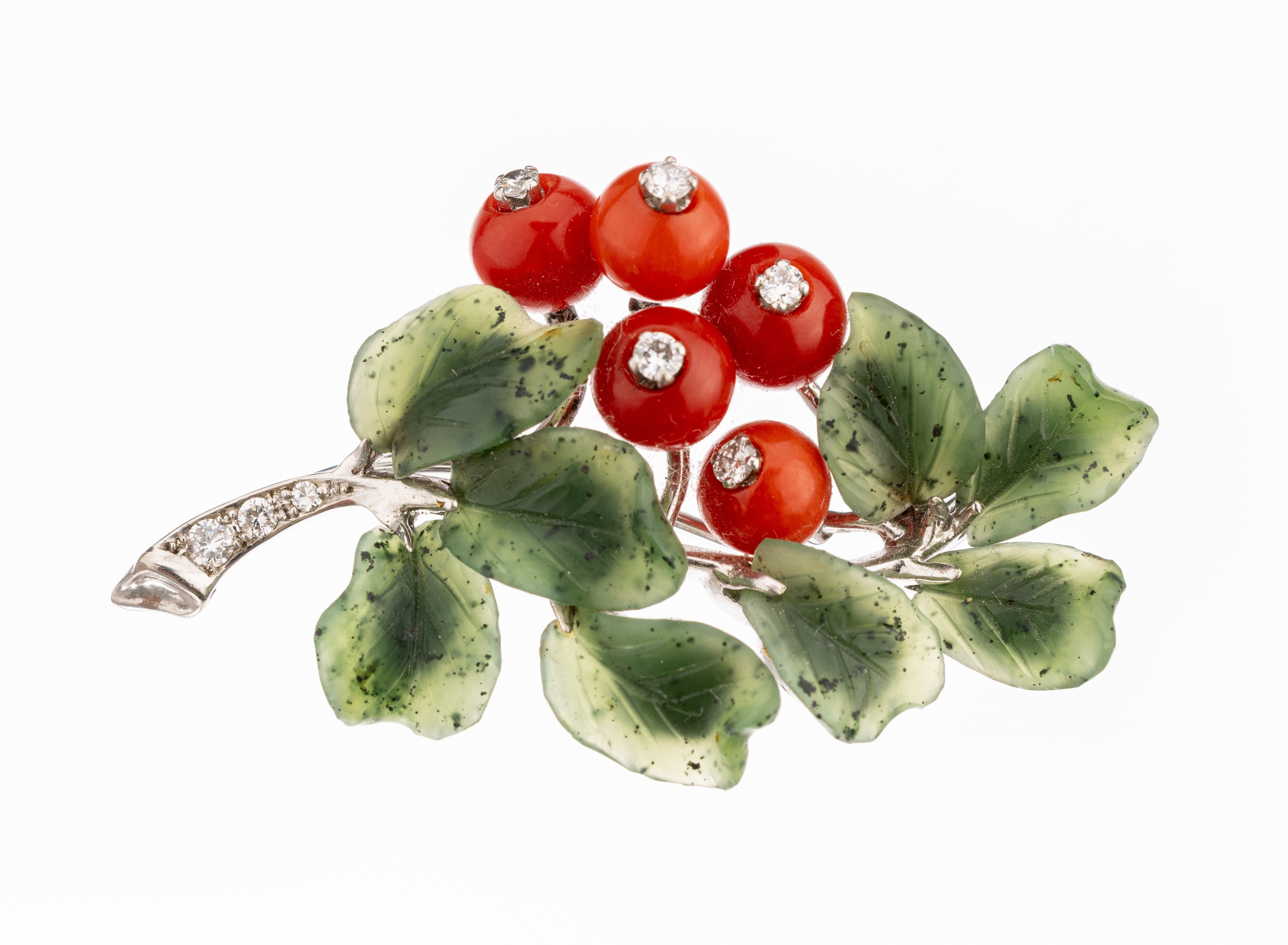18 kt Gold Brosche, Idar-Oberstein um 1960, WG 750/000, Blätter aus Jade geschnitten, Blüten kleine Korallenkugeln, Stiel und Blüten mit ...