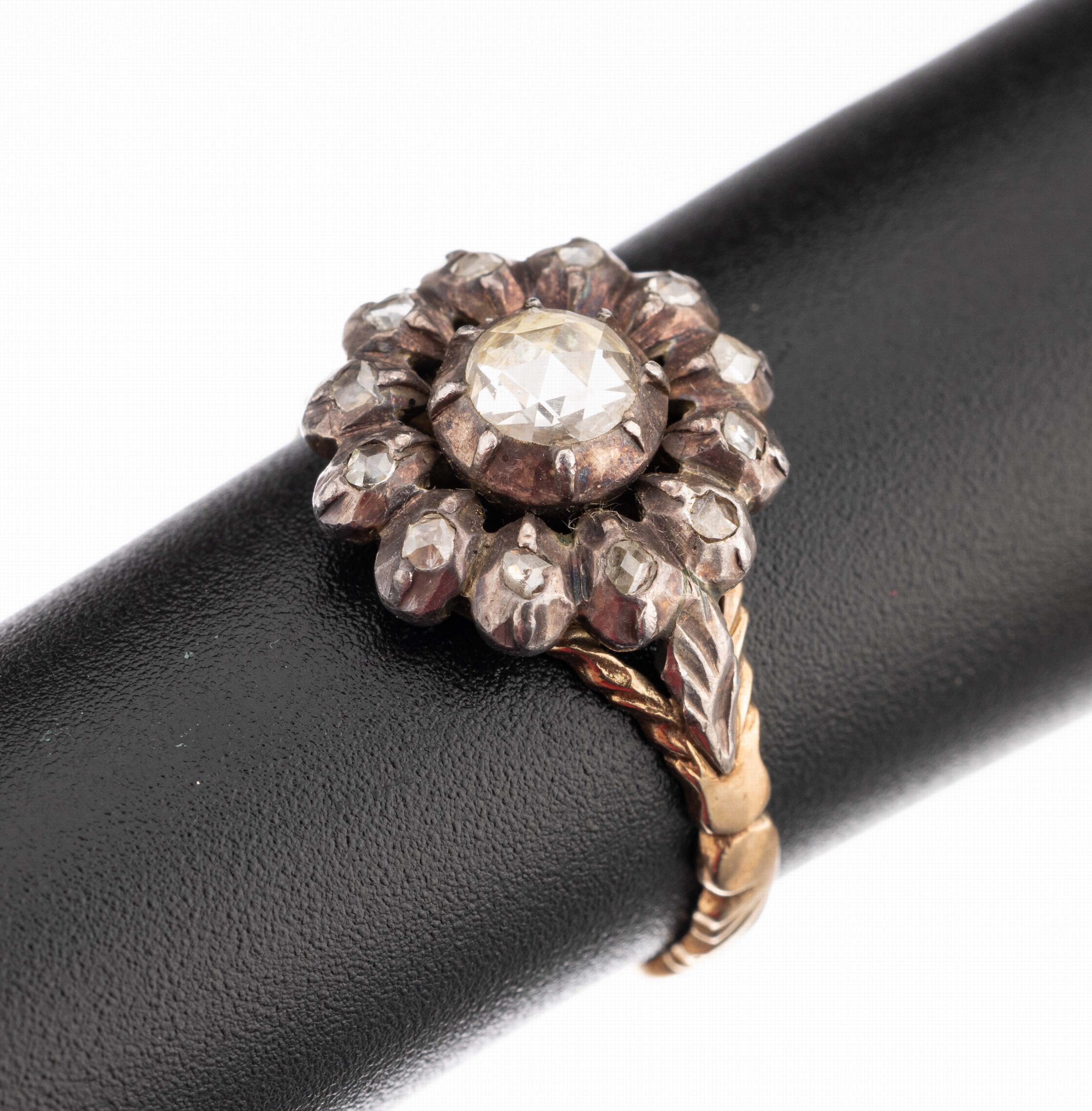 14 kt Gold Diamant-Ring, GG 585/000 und Silber, um 1820, Ringkopf Silber mit Diamant-Rosen zus. ca. 0.40 ct Weiß-l.get. Weiß/si-p 1, RW 53, ca. ...