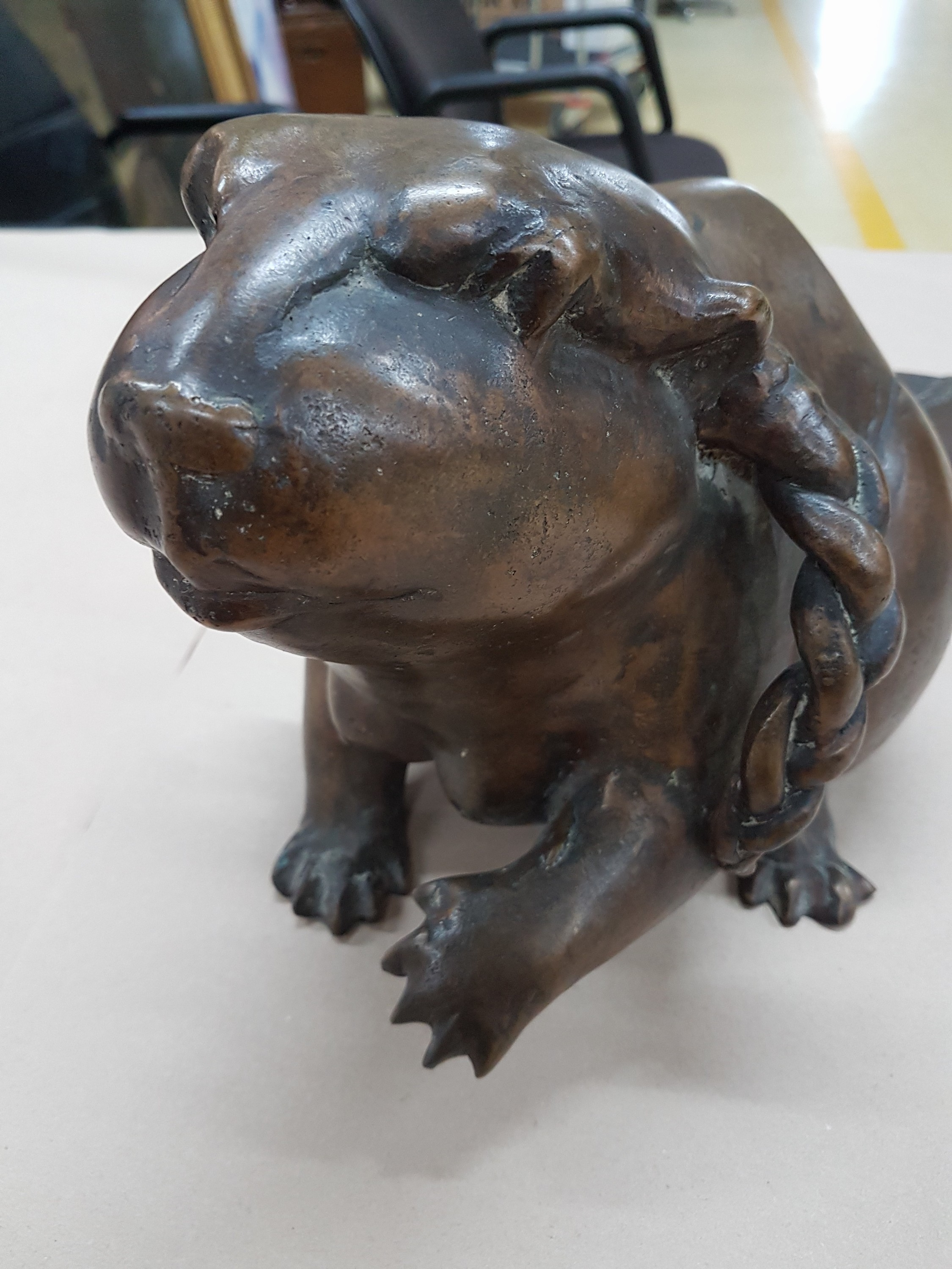 Detail b: Gernot Rumpf, geb. 1941 Kaiserslautern, Bibertritsche, Bronze, signiert, ca. 22x41x19 cm
