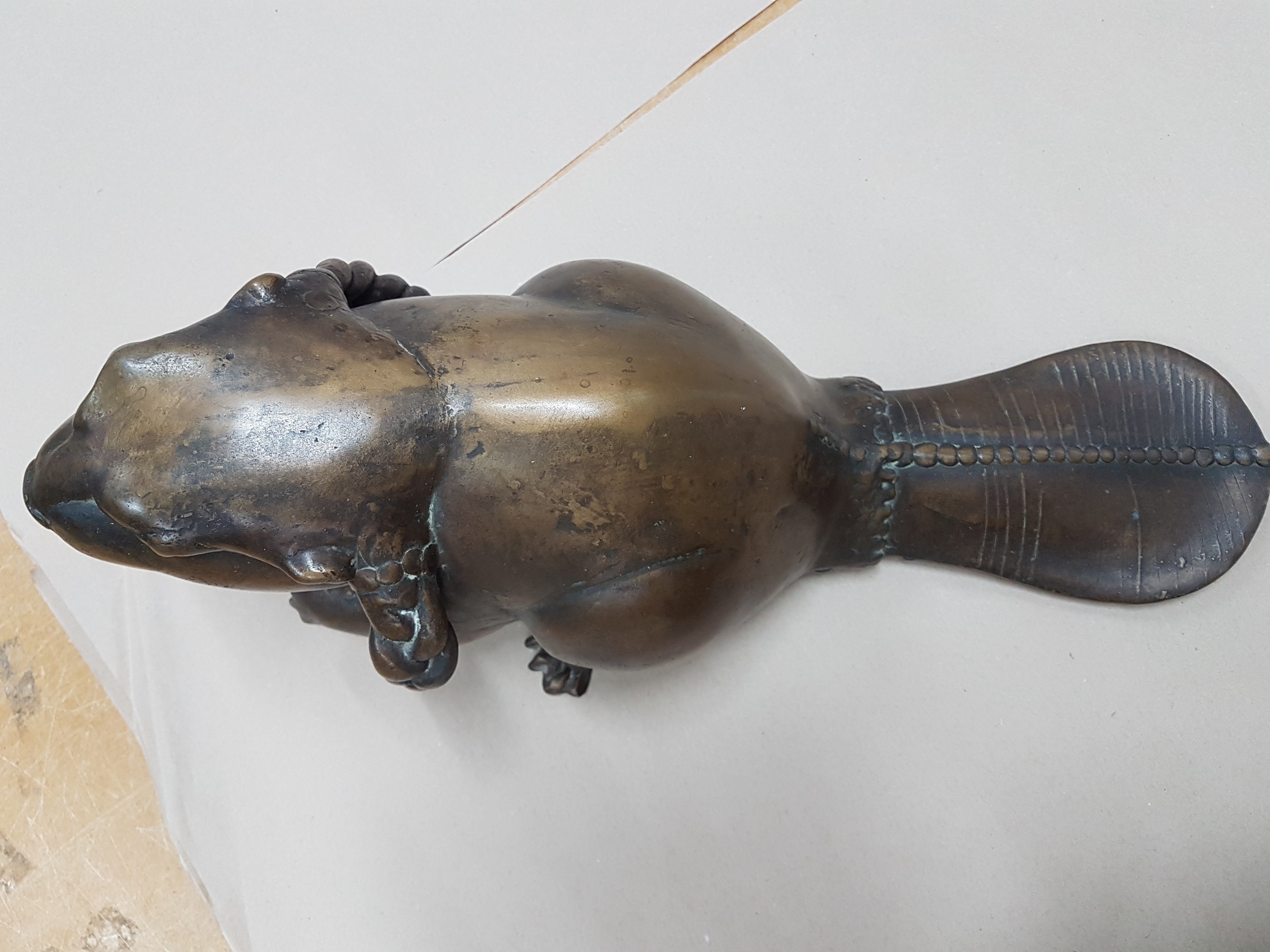 Detail c: Gernot Rumpf, geb. 1941 Kaiserslautern, Bibertritsche, Bronze, signiert, ca. 22x41x19 cm