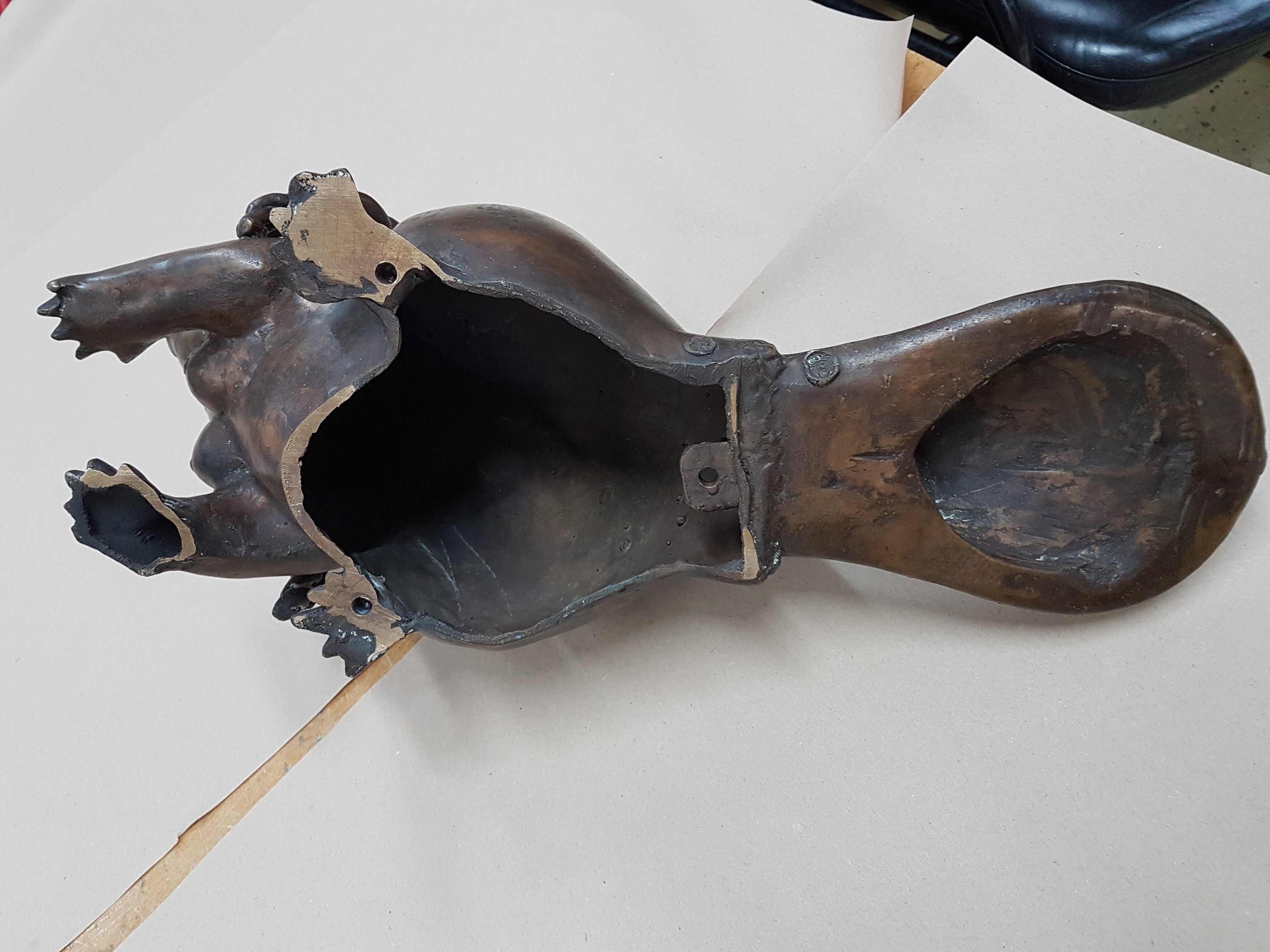 Detail g: Gernot Rumpf, geb. 1941 Kaiserslautern, Bibertritsche, Bronze, signiert, ca. 22x41x19 cm