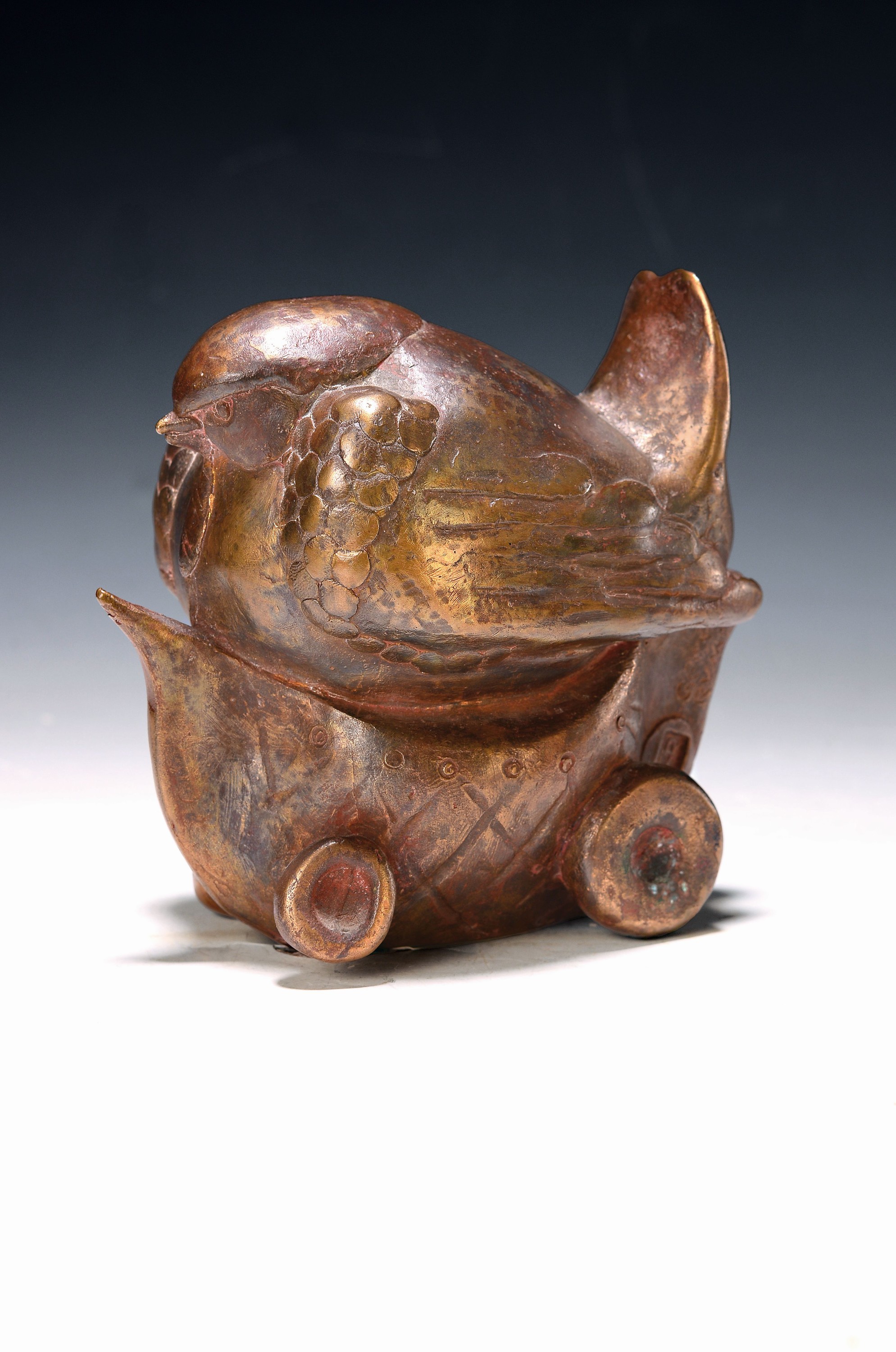 Gernot Rumpf, geb. 1941 Kaiserslautern, Taube auf Wagen, Bronze, signiert, H. ca. 13cm