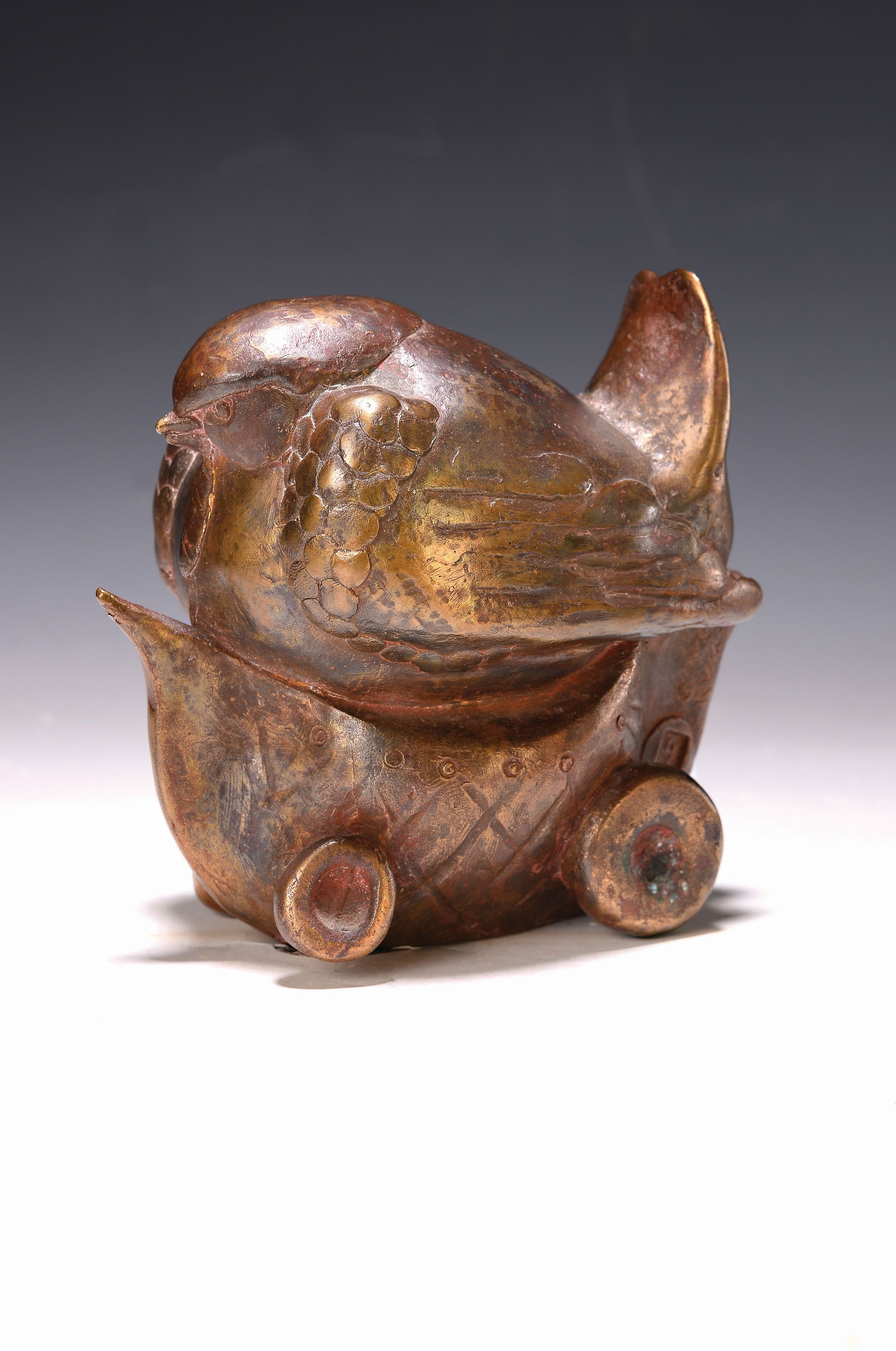 Detail k: Gernot Rumpf, geb. 1941 Kaiserslautern, Taube auf Wagen, Bronze, signiert, H. ca. 13cm
