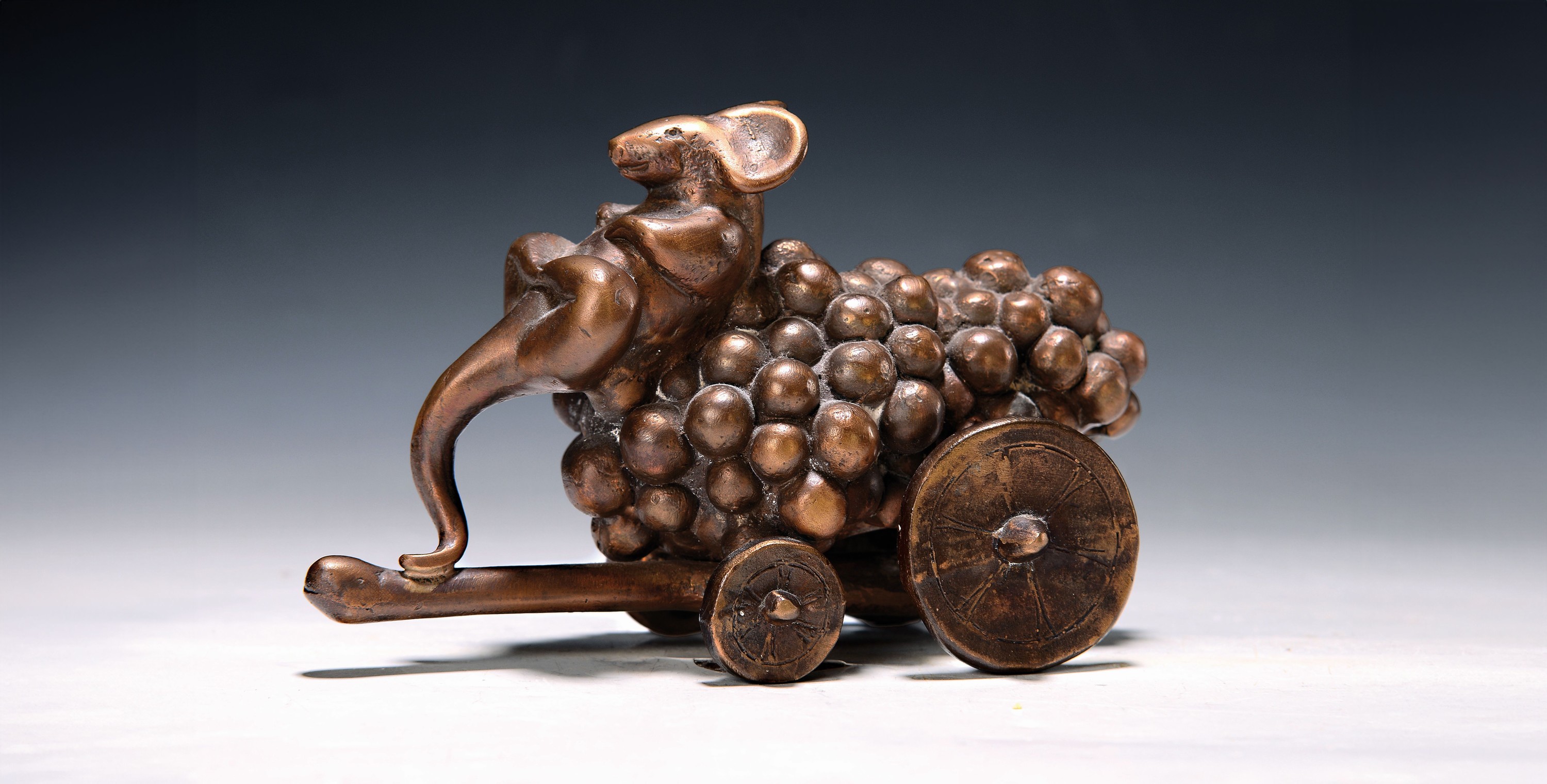Gernot Rumpf, geb. 1941 Kaiserslautern, Maus mit Traubenwagen, Bronze, monogr., num. 6/12, Gießerstempel Strehle, ca. 11x16x8 cm