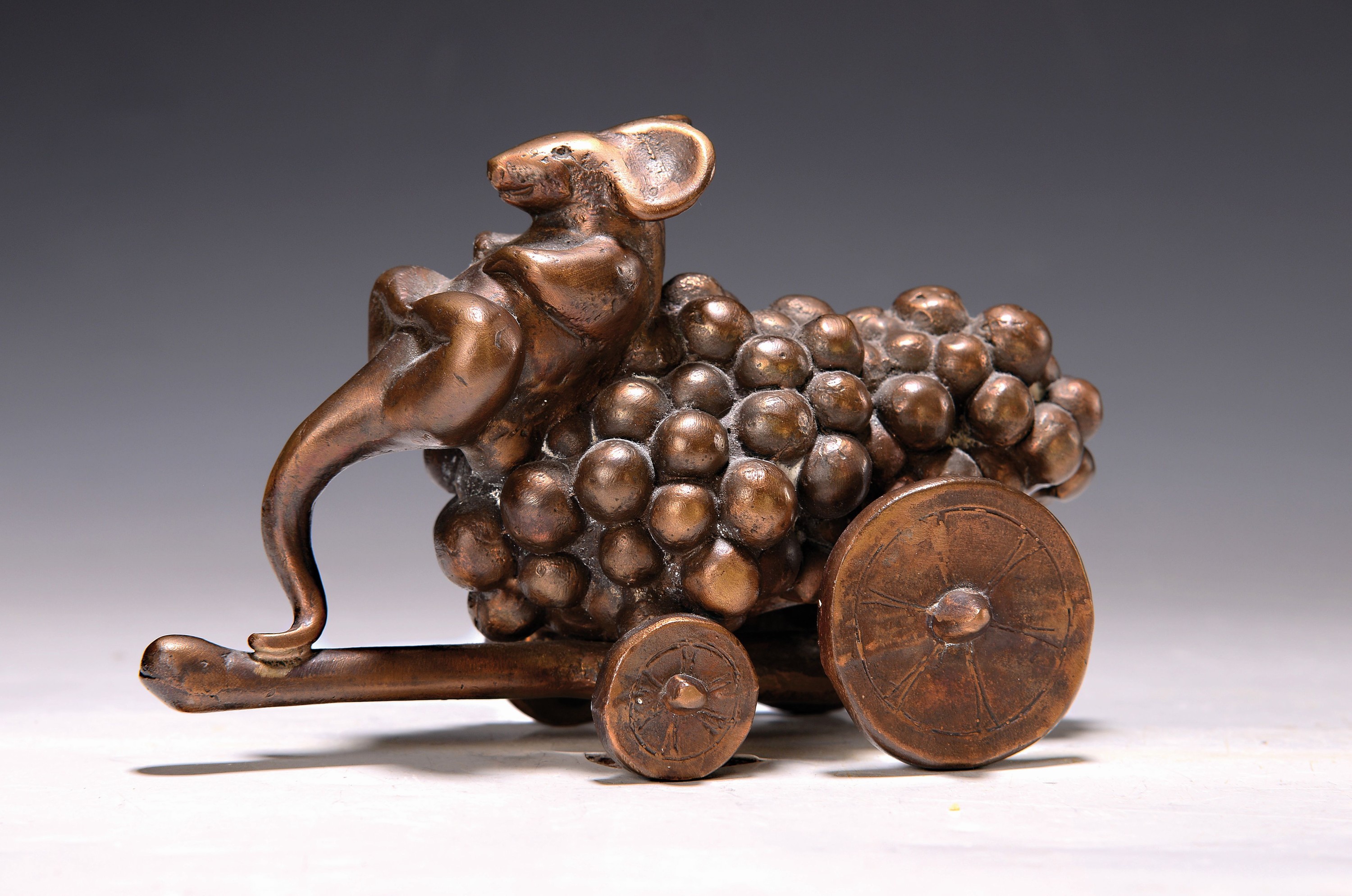 Detail k: Gernot Rumpf, geb. 1941 Kaiserslautern, Maus mit Traubenwagen, Bronze, monogr., num. 6/12, Gießerstempel Strehle, ca. 11x16x8 cm