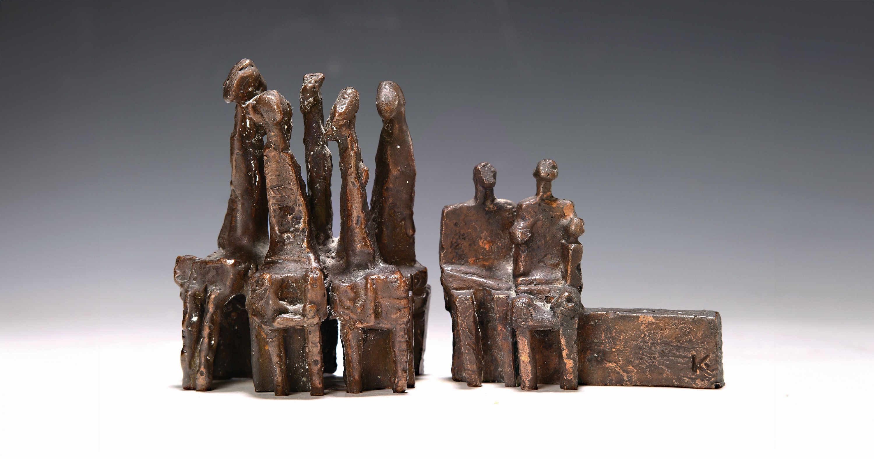Manfred Kieselbach, 1935-2018, Bronzeskulpturen, Paar auf Bank. monogr. K, a. 7x10x3cm; Fünfergruppe, monogr. K., ca. 11x9x5cm