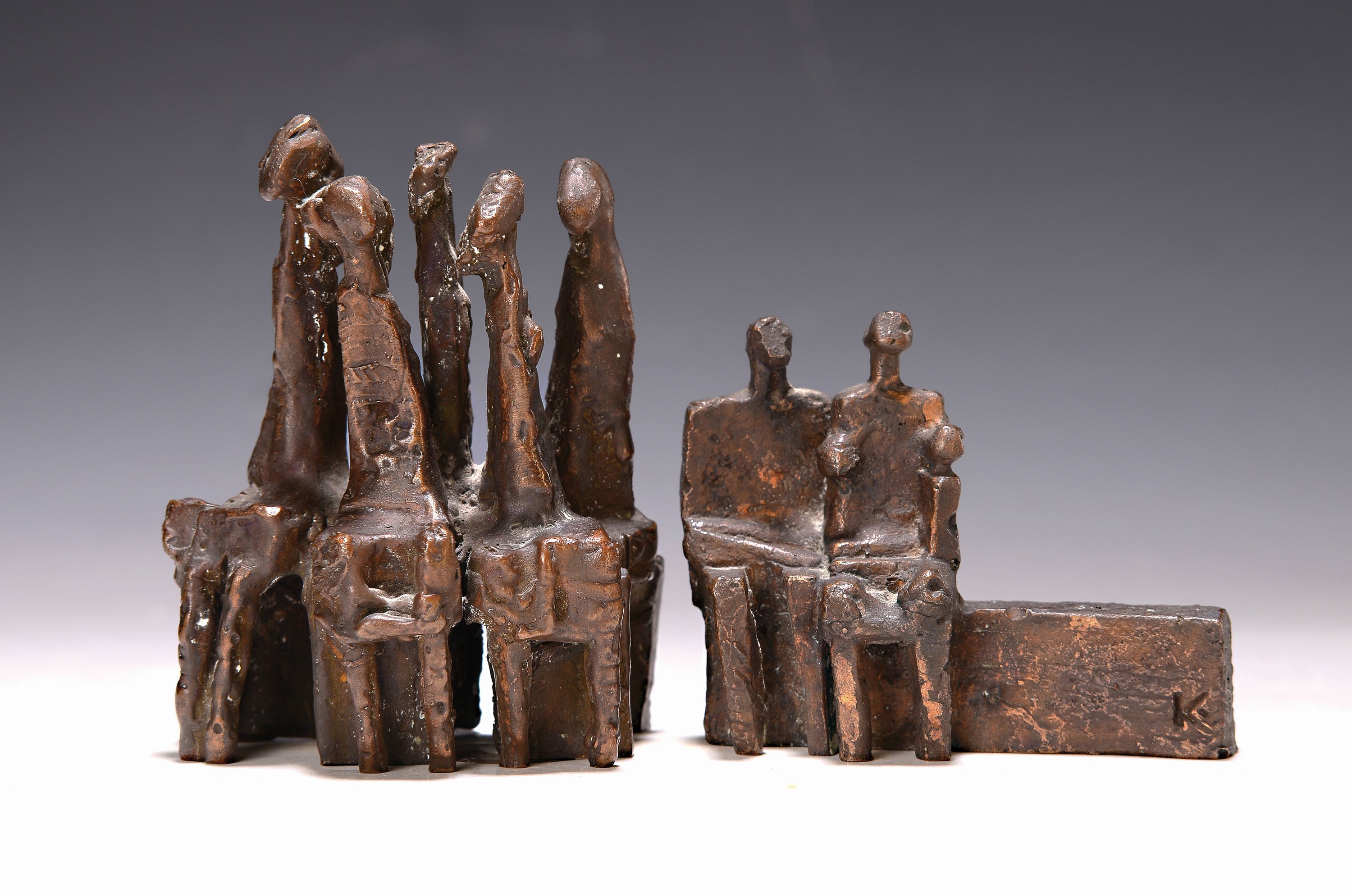 Detail k: Manfred Kieselbach, 1935-2018, Bronzeskulpturen, Paar auf Bank. monogr. K, a. 7x10x3cm; Fünfergruppe, monogr. K., ca. 11x9x5cm