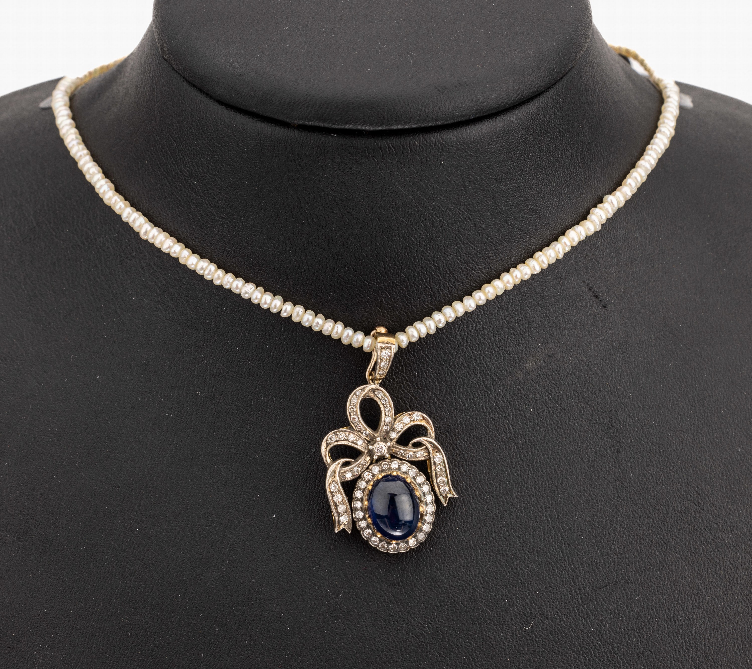 18 kt Gold Diamant-Saphir-Clipanhänger, GG 750/000 und Silber, ovaler Saphir- Cabochon ca. 3.0 ct, 8/8 Diamanten zus. ca. 1.0 ct Weiß/si, an ...