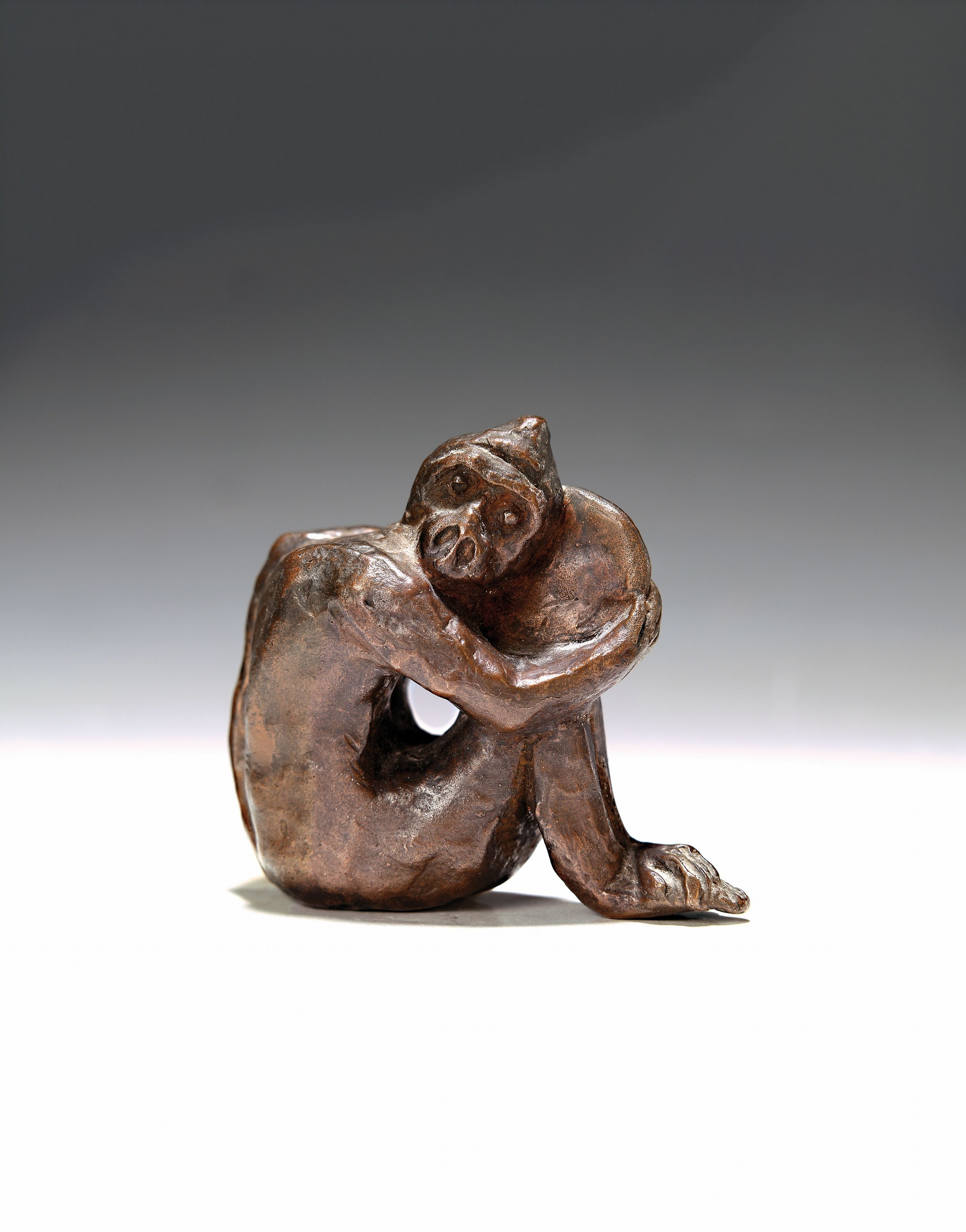Unbekannter zeitgenössischer Künstler, Sitzender Affe mit Handspiegel, Bronze, ca. 8x9x5cm